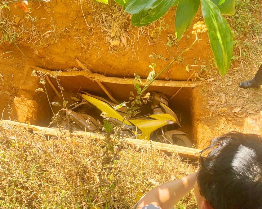 Phong Tỏa Hai Căn Nhà, Truy Tìm Nghi Phạm Vụ Cướp Ngân Hàng Tại Gia Lai 1 Chiếc mô tô được giấu dưới hố sâu gần khu công nghiệp Diên Phú.