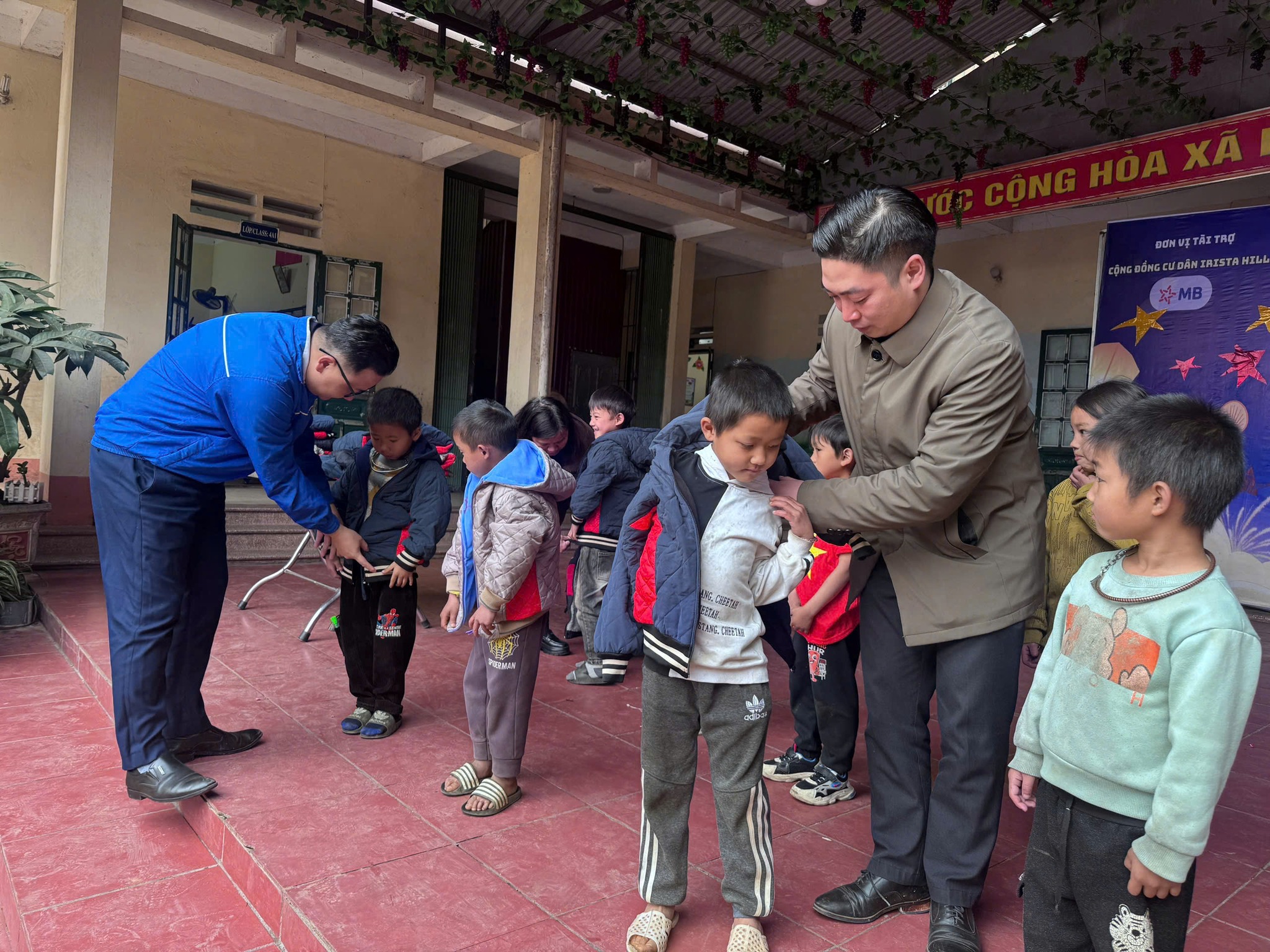 Đoàn phường Sa Pa trao tặng hơn 300 áo khoác ấm cho học sinh Trường Tiểu học San Sả Hồ 1 2 Chuong trinh trao tang ao am lan toa tinh than yeu thuong trach nhiem cong dong cua tuoi tre Sa Pa