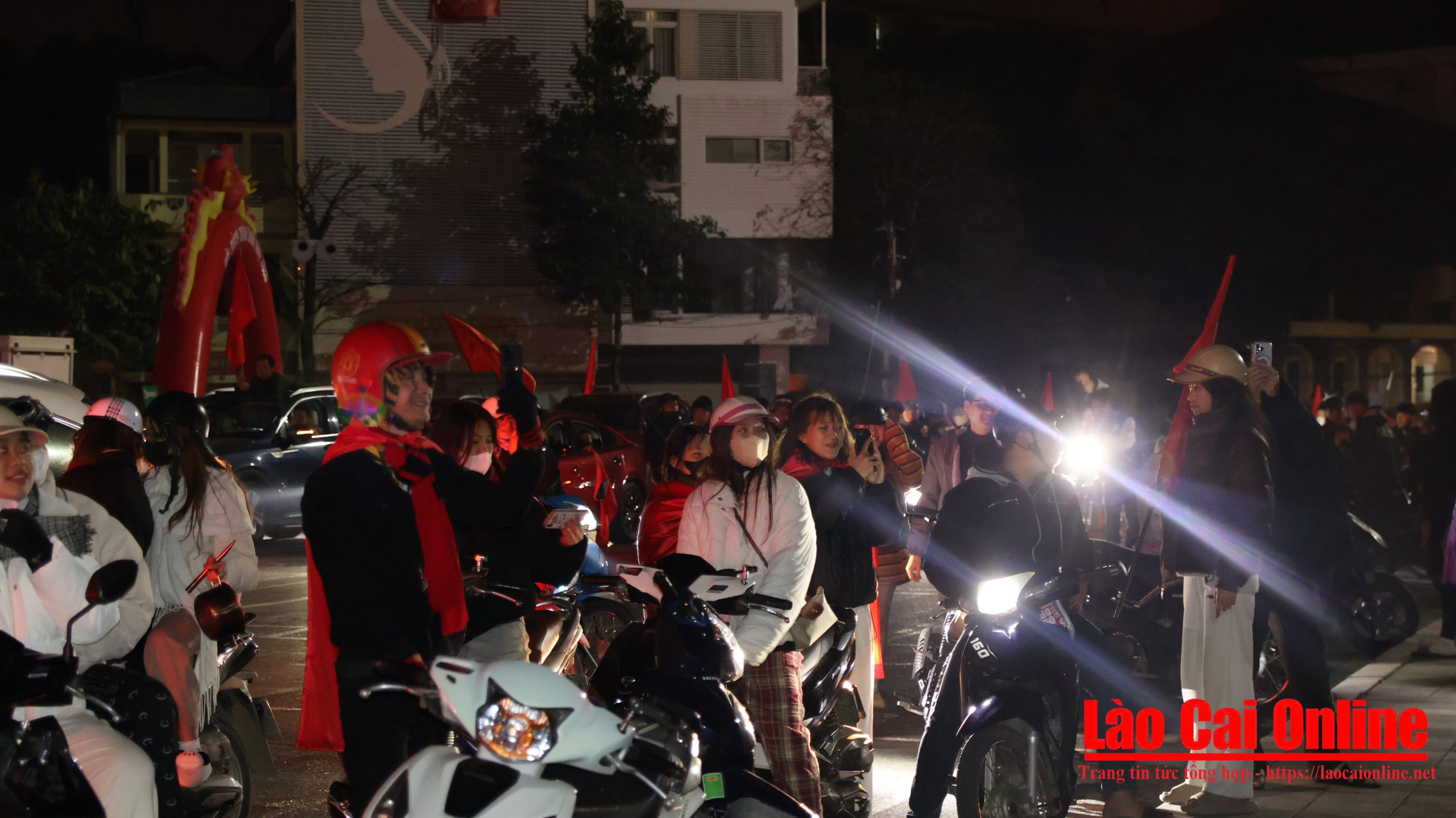 Nhiều bạn trẻ xinh xắn, rạng rỡ ra đường đi bão ăn mừng chiến thắng của tuyển U23. Ảnh Du Kỷ