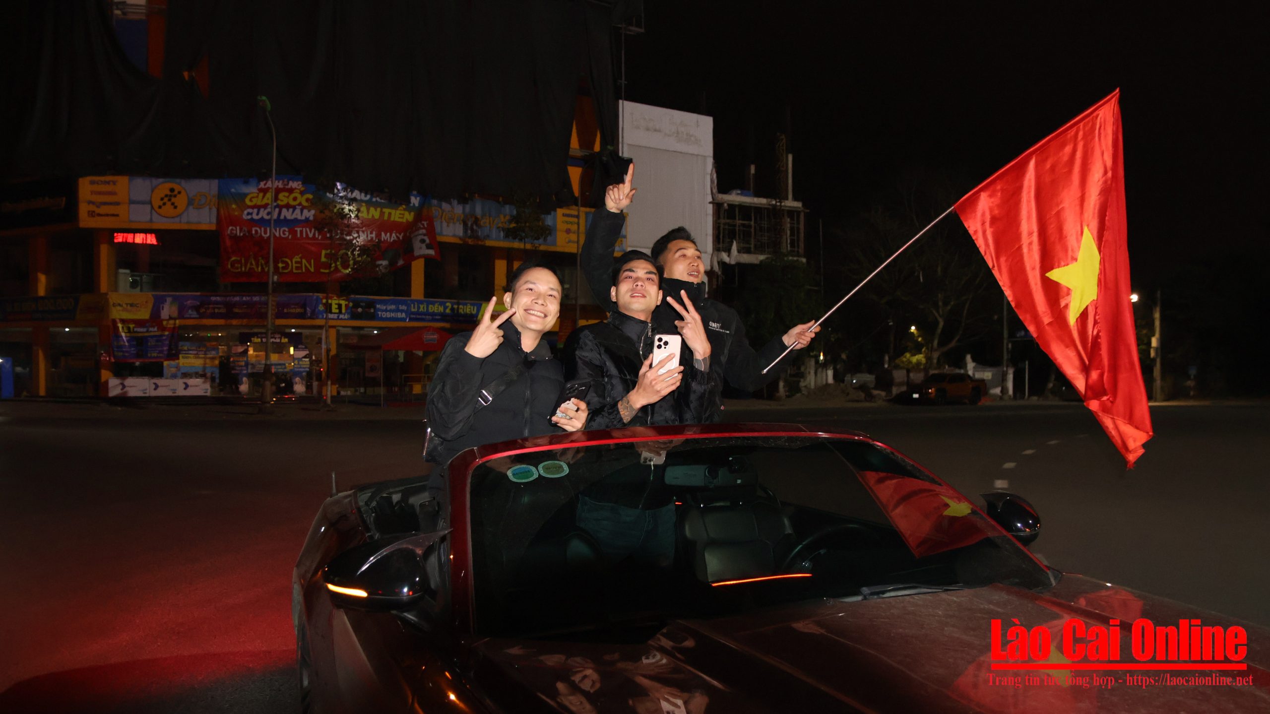 Người hâm mộ Việt Nam ăn mừng cuồng nhiệt. Ảnh Du Kỷ