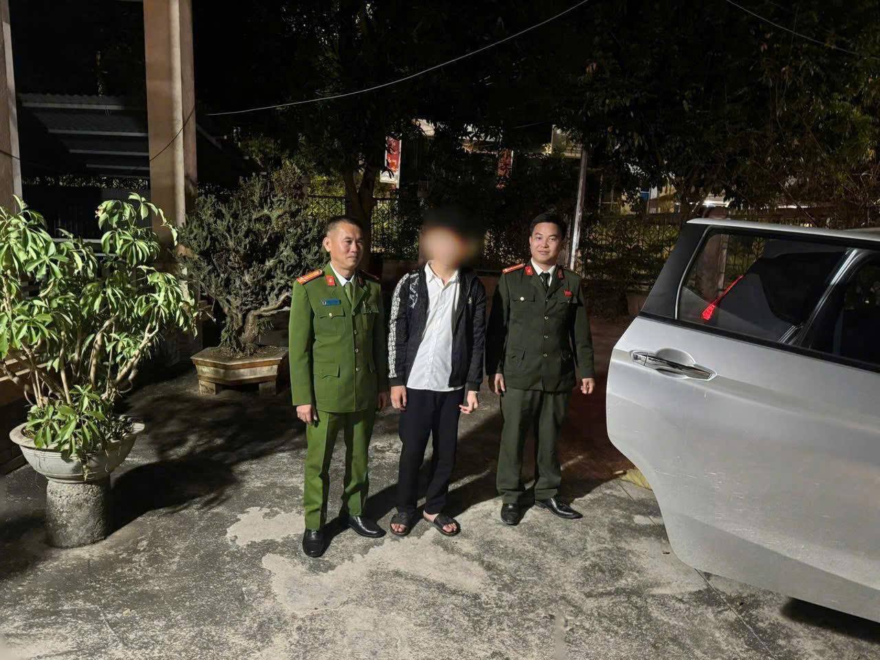 Cong an phuong Cam Duong ban giao chau D cho Cong an xa Ban Ho dua ve dia phuong an toan