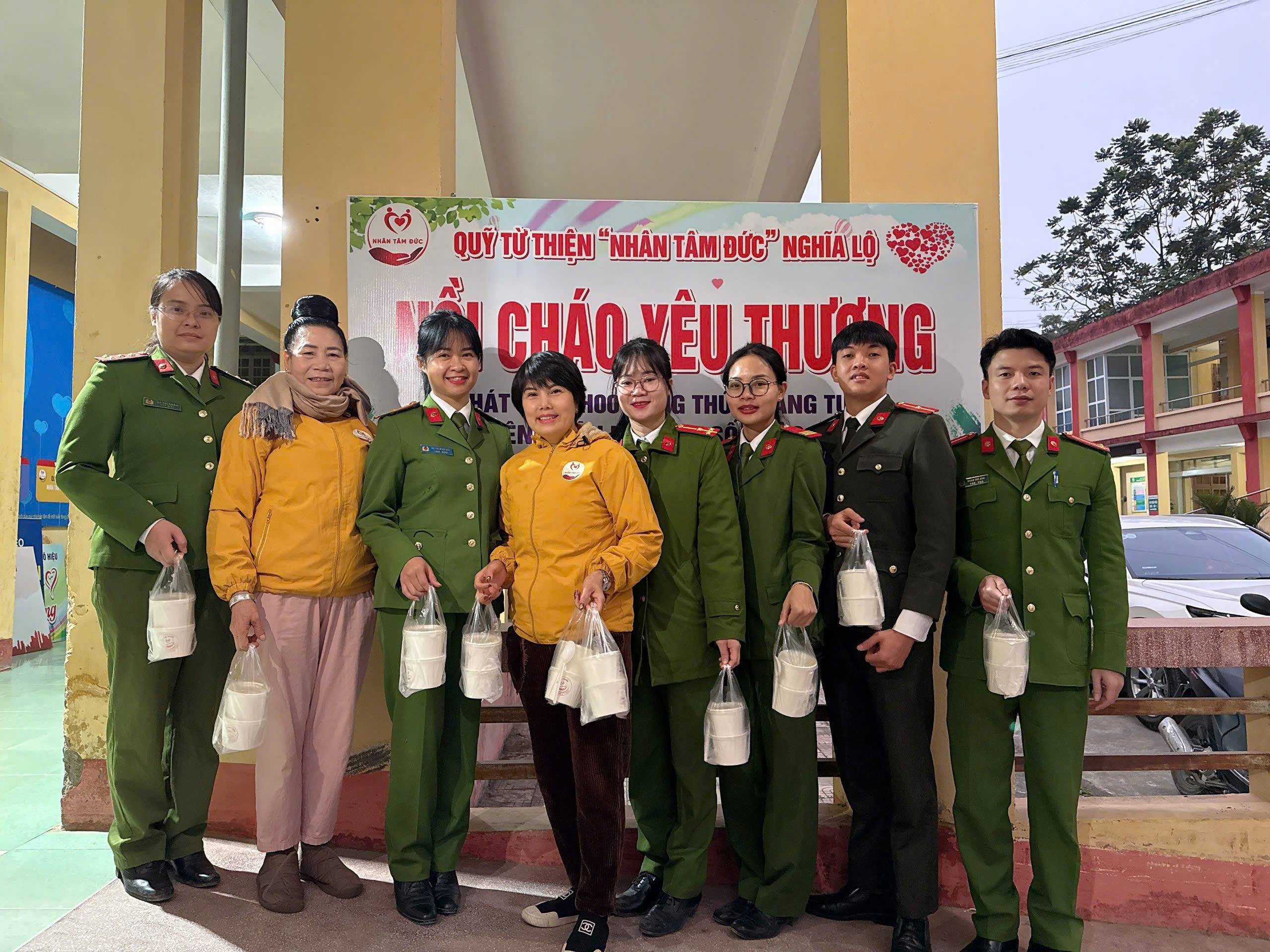 Công an phường Nghĩa Lộ tổ chức phát cháo từ thiện cho bệnh nhân có hoàn cảnh khó khăn tại bệnh viện 3 Cong an phuong Nghia Lo to chuc phat chao tu thien cho benh nhan co hoan canh kho khan tai benh vien