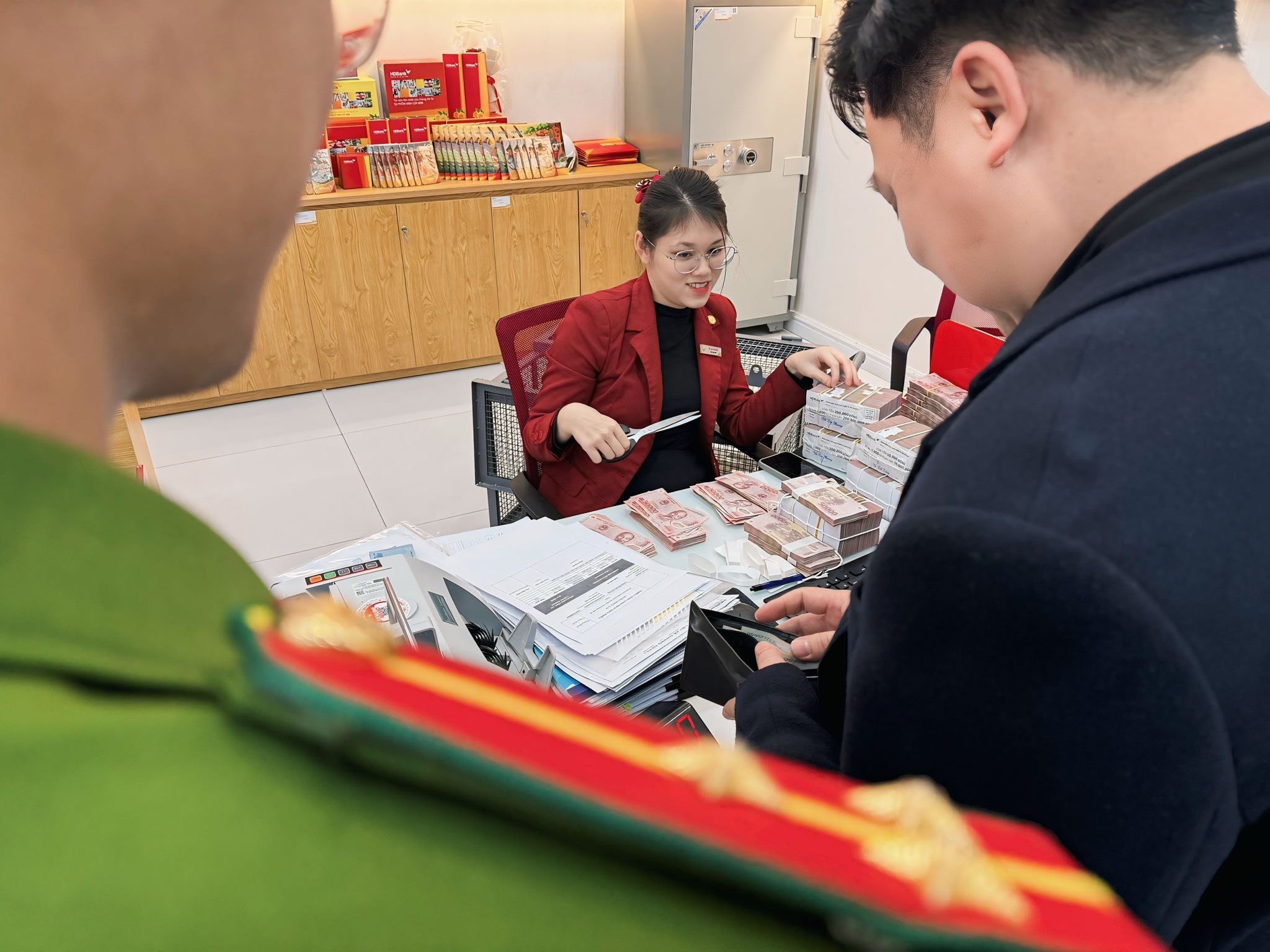 Cong an phuong Trung Tam phoi hop voi ngan hang kiem tra cong tac bao dam an ninh an toan trong hoat dong giao dich tien mat