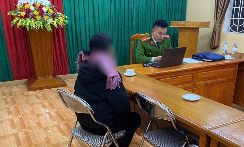 Cong an xa Dong Cuong lam viec voi cong dan vi pham