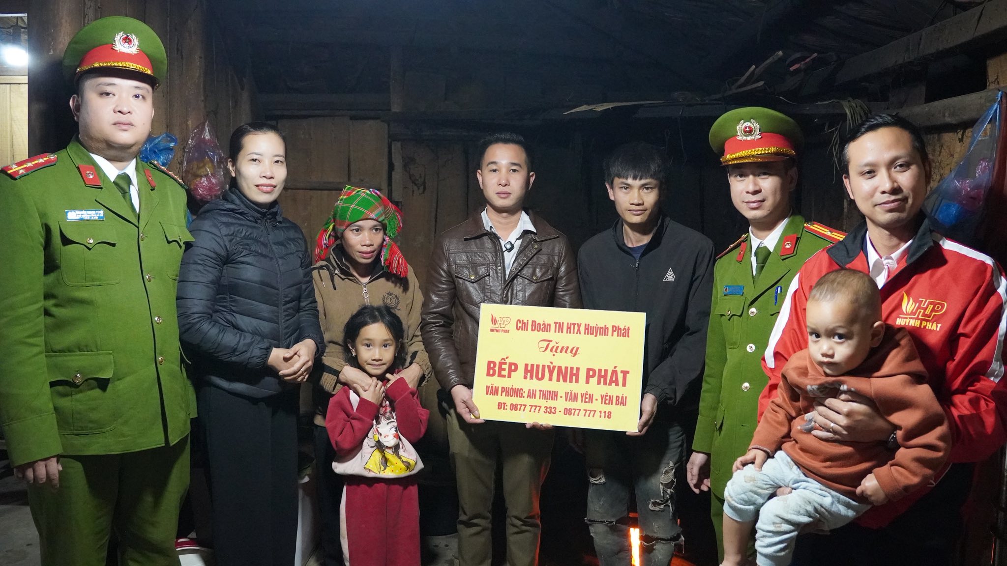 Công an xã Đông Cuông lan tỏa phong trào “3 nhất”, sưởi ấm đời sống người dân vùng khó 1 Cong an xa Dong Cuong va dai dien Hop tac xa Huynh Phat trao tang bep nong lanh cho ho ngheo can ngheo tren dia ban