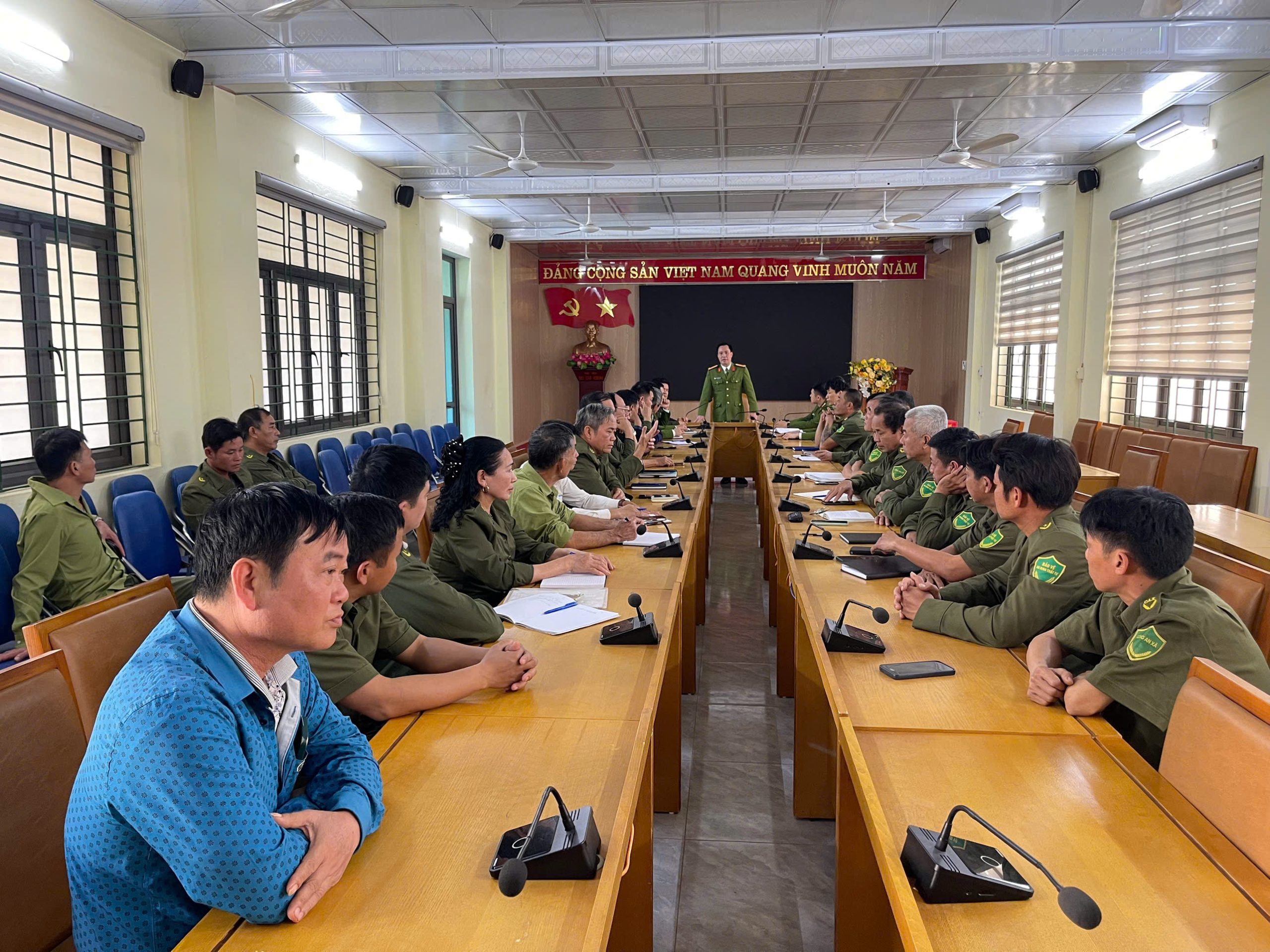 Cong an xa Gia Phu siet chat ANTT chao mung Dai hoi Dang XIV scaled