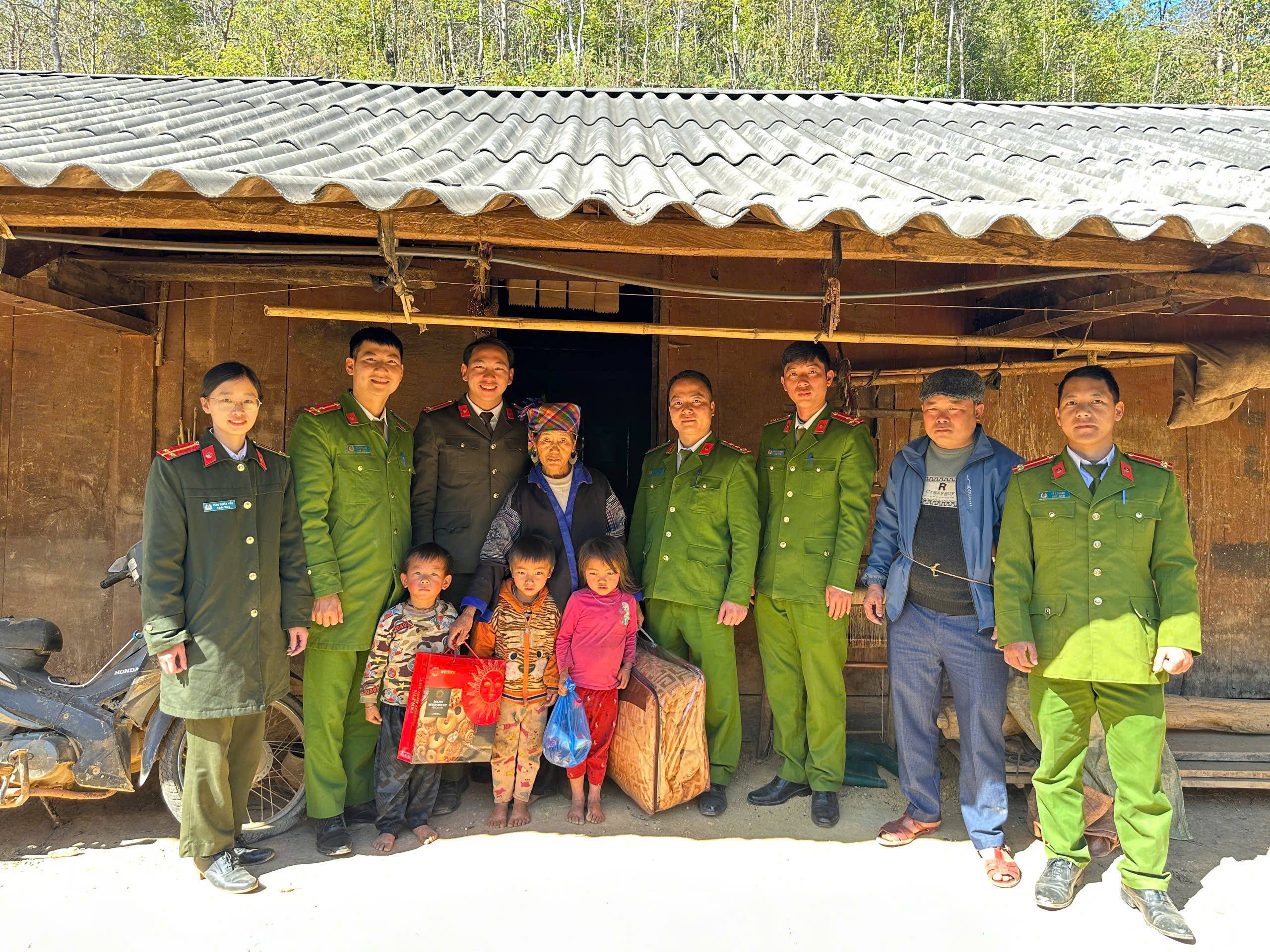 Cong an xa Mu Cang Chai tham hoi trao qua Tet cho ho gia dinh co hoan canh kho khan tai thon Hang Phu Loa