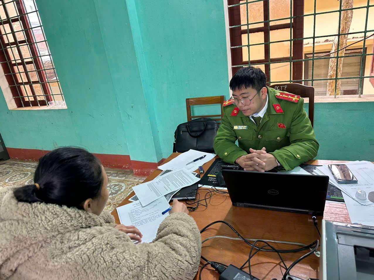 Phúc Lợi: Xử phạt 1,5 triệu đồng trường hợp xả rác sinh hoạt xuống suối 1 Cong an xa Phuc Loi lam viec lap bien ban xu ly truong hop vi pham quy dinh ve bao ve moi truong