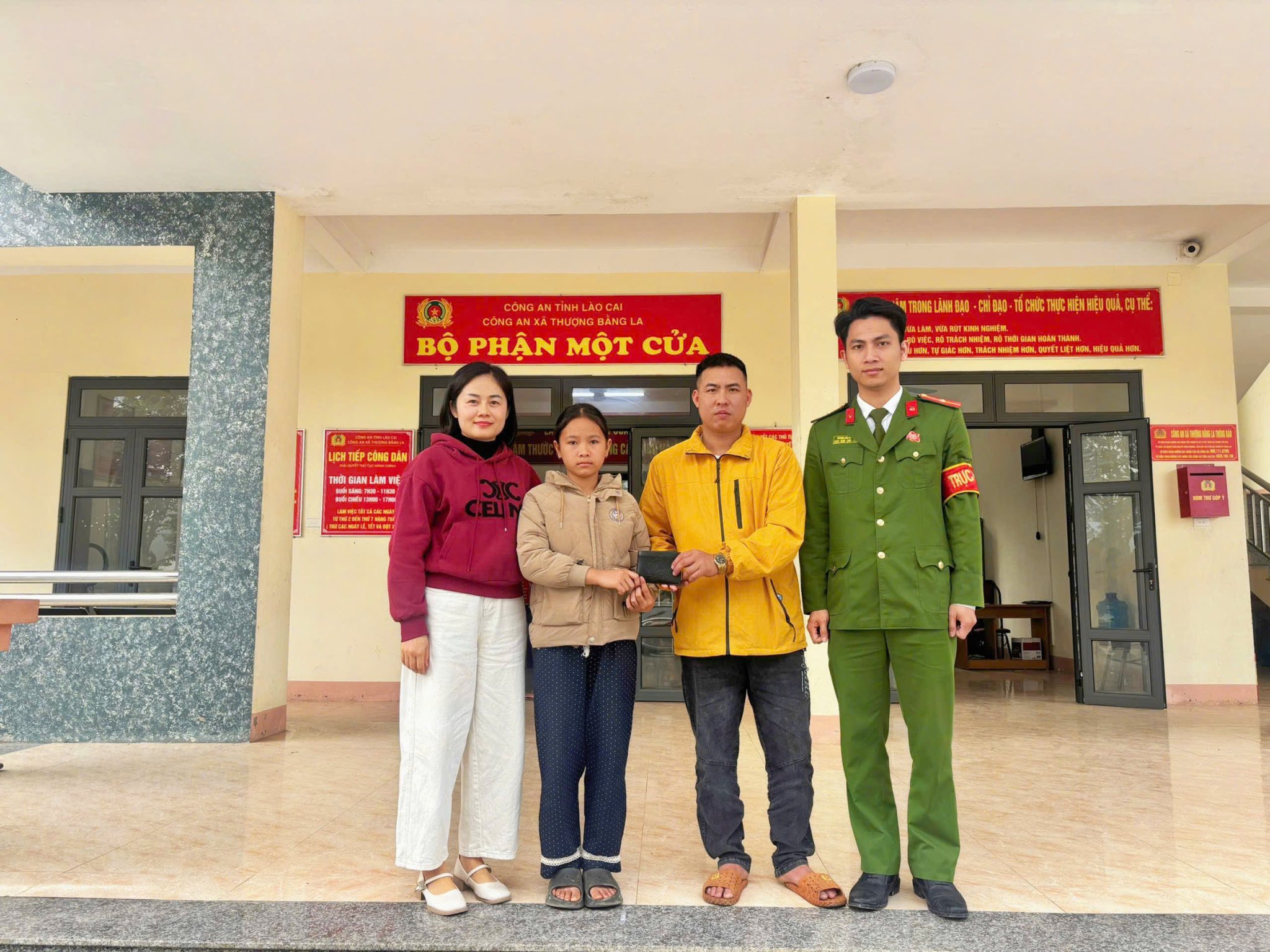 Cong an xa Thuong Bang La trao tra tai san bi danh roi cho anh Trieu Trieu Nam voi su chung kien cua em Hoang Thu Le – nu sinh da nhat duoc chiec vi tren duong di hoc.lco