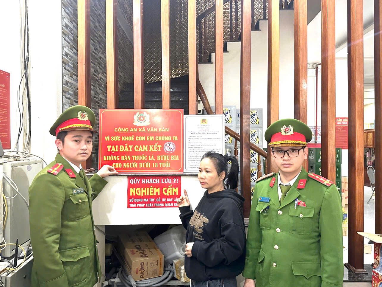 Chung tay bảo vệ trẻ em trước thuốc lá, rượu bia: Công an xã Văn Bàn siết chặt quản lý kinh doanh 1 Cong an xa Van Ban tuyen truyen van dong chu co so kinh doanh ky cam ket khong ban thuoc la ruou bia cho nguoi duoi 18 tuoi