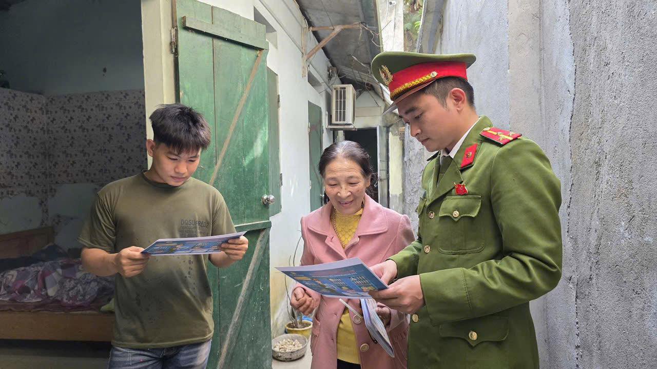 Cong an xa ket hop kiem tra cu tru voi tuyen truyen phap luat huong dan nguoi dan chap hanh cac quy dinh lien quan