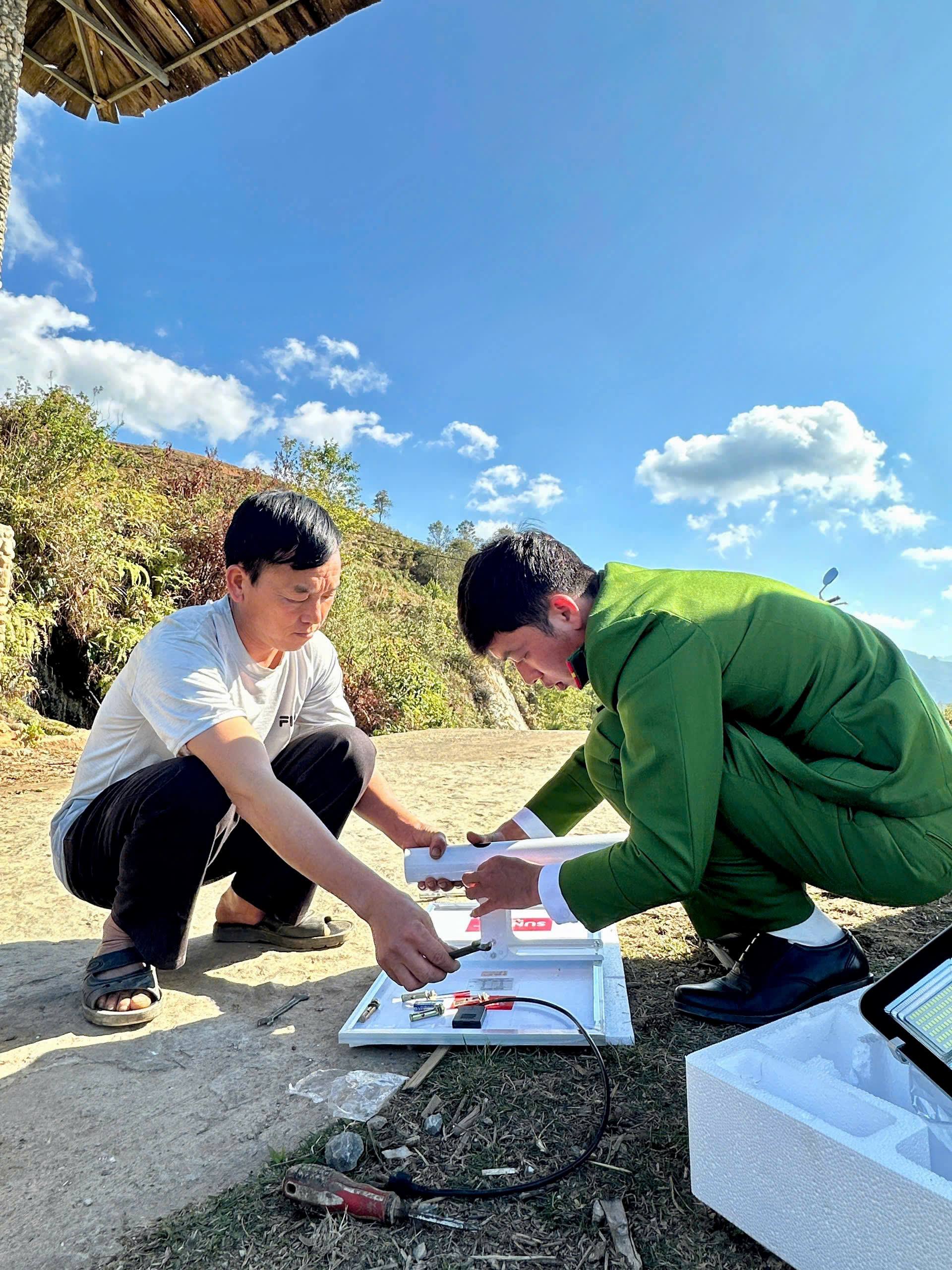 Cong an xa va nguoi dan cung nhau hoan thien cac hang muc ky thuat cua cong trinh Thap sang duong que