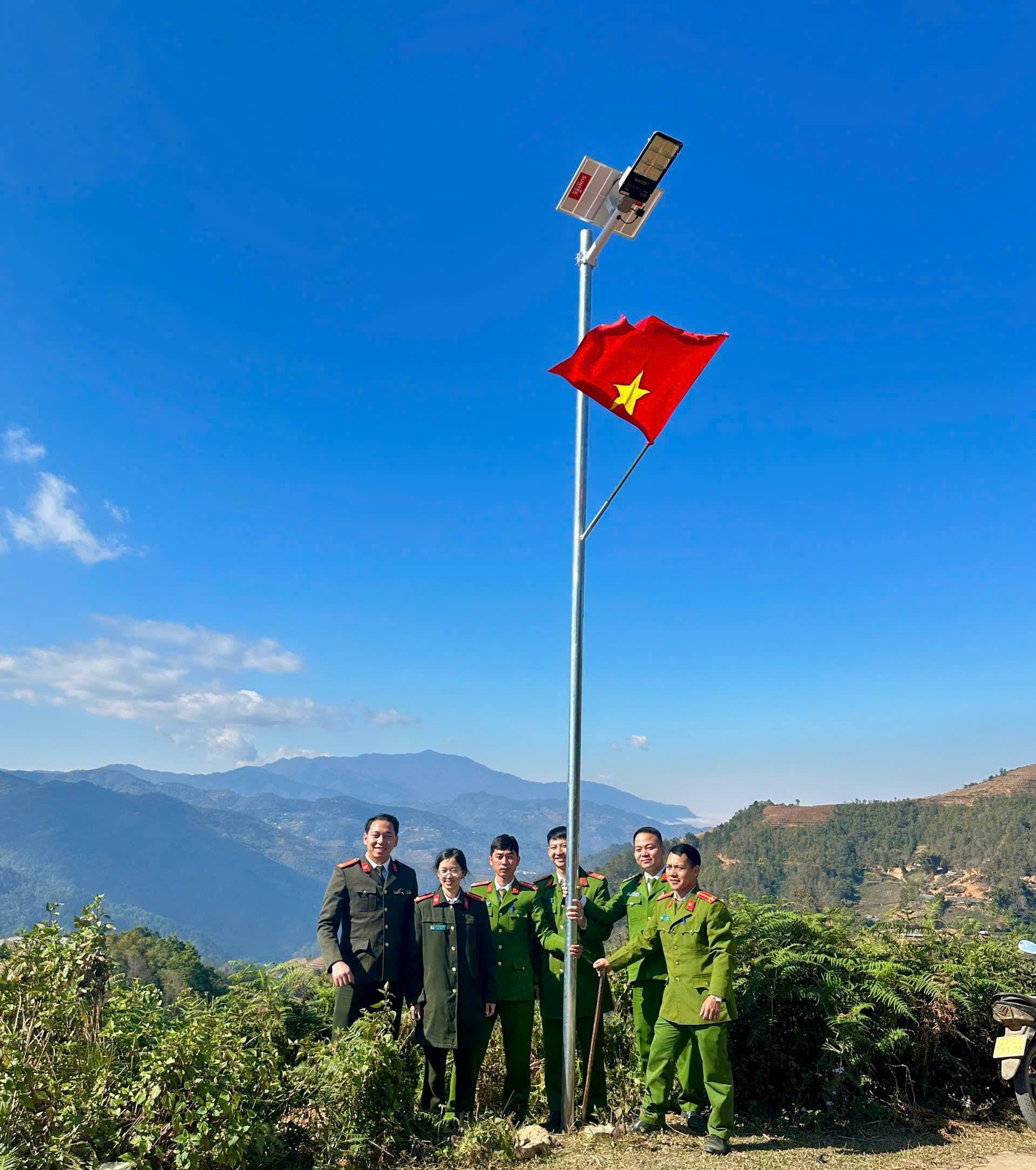 Cot den nang luong mat troi hoan thanh gop phan bao dam an ninh trat tu an toan giao thong tai khu dan cu vung cao