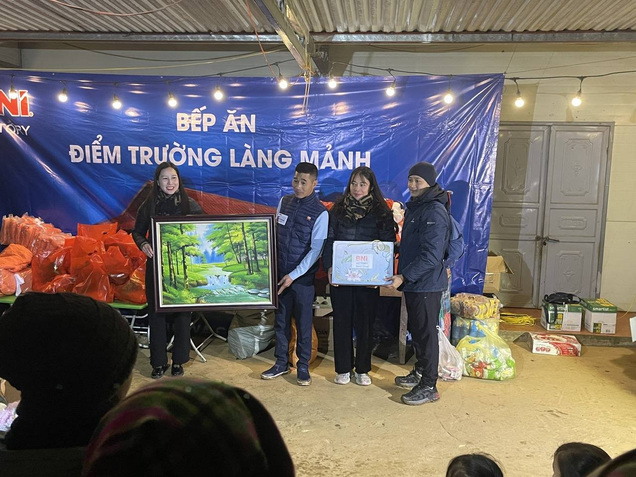 Dai dien Doan tai tro BNI Victory Chapter trao qua chung vui trong le khanh thanh bep an