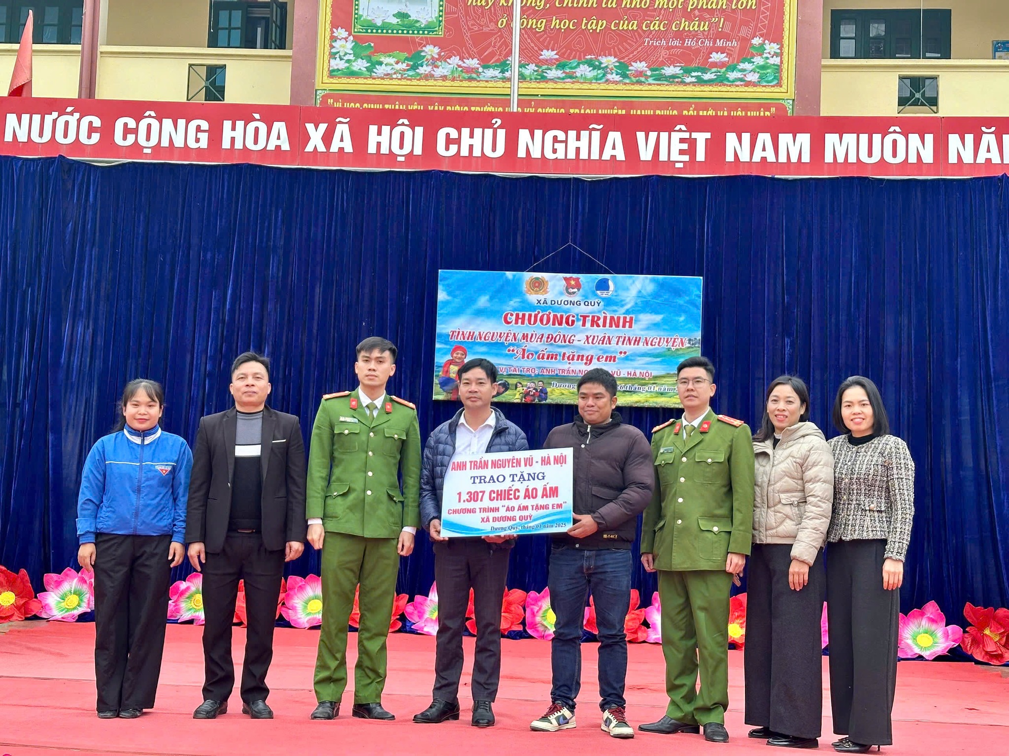 Dai dien nha tai tro trao bien tuong trung tang 1 307 chiec ao am cho hoc sinh xa Duong Quy