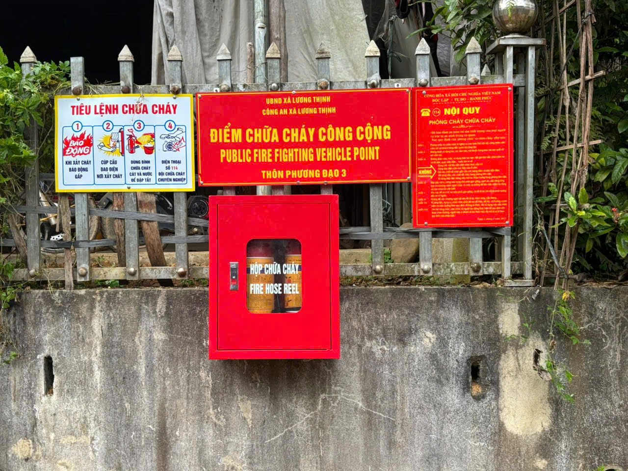 Diem chua chay cong cong duoc lap dat tai thon Phuong Dao 3 xa Luong Thinh trang bi day du phuong tien phuc vu xu ly chay no ban dau