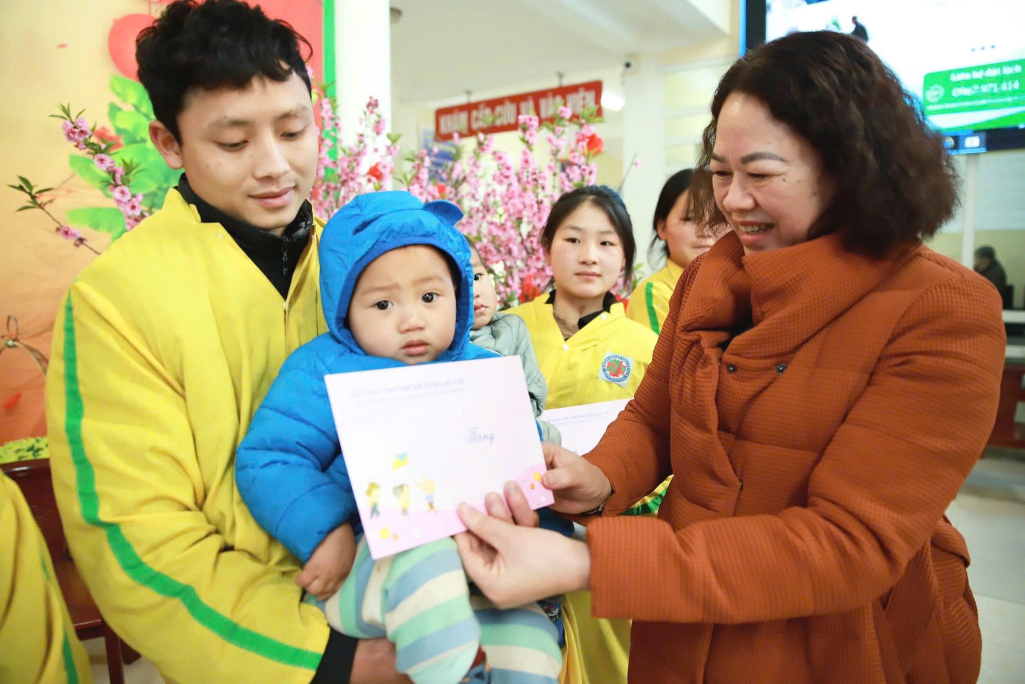Doan cong tac So Y te tinh Lao Cai trao qua cho cac benh nhi co hoan canh dac biet kho khan dang dieu tri tai Benh vien Da khoa so 4