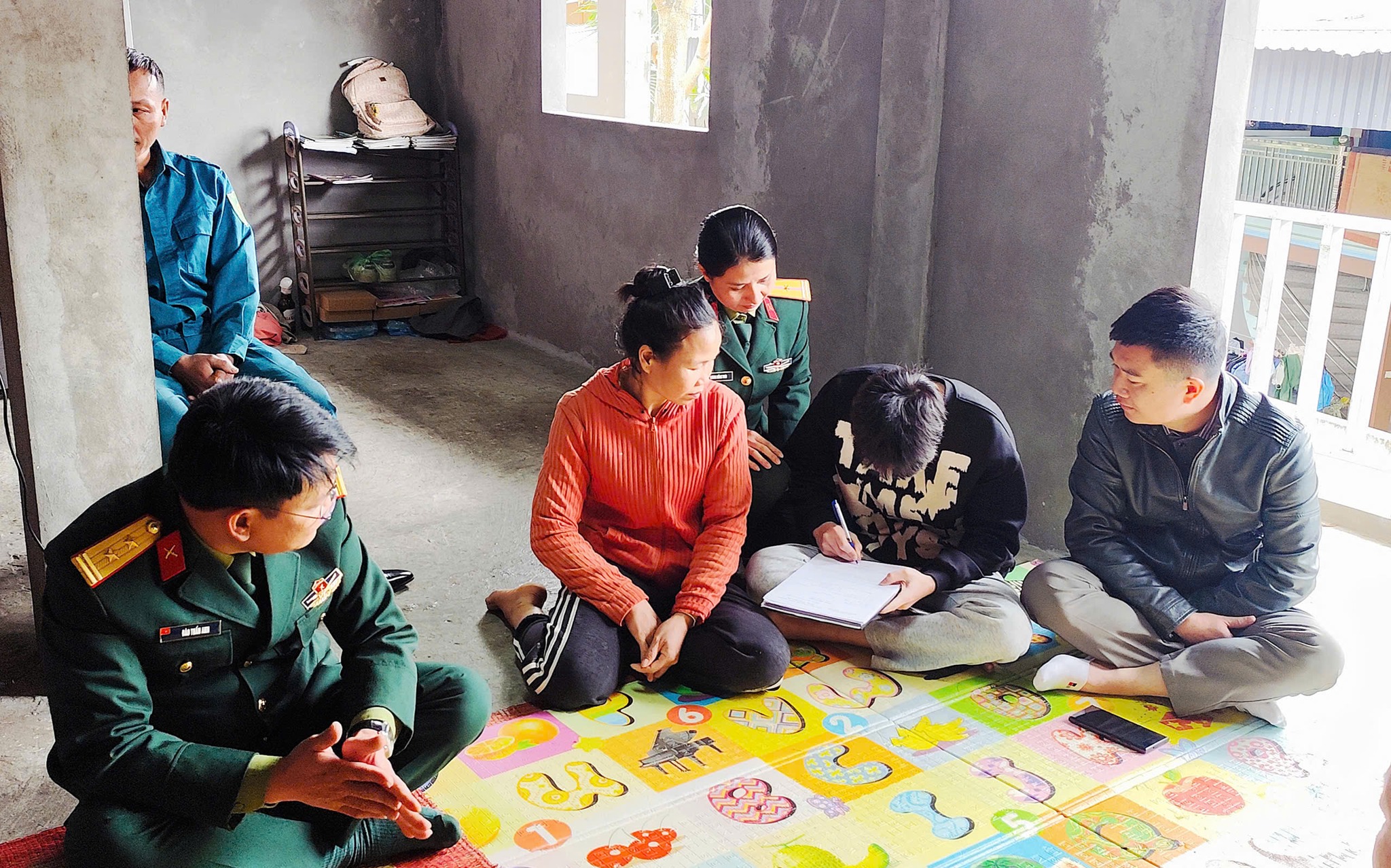 Doan cong tac trao doi ghi nhan tam tu nguyen vong cua cong dan