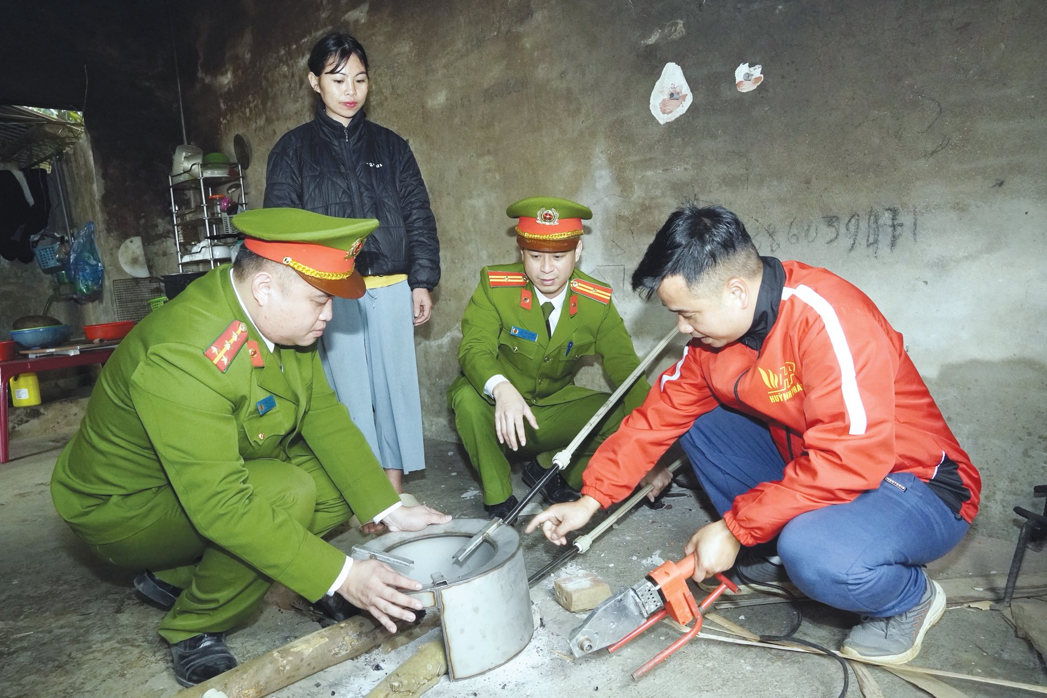 Công an xã Đông Cuông lan tỏa phong trào “3 nhất”, sưởi ấm đời sống người dân vùng khó 4 Doan vien Cong an xa phoi hop cung Hop tac xa Huynh Phat lap dat bep nong lanh cho cac ho gia dinh kho khan