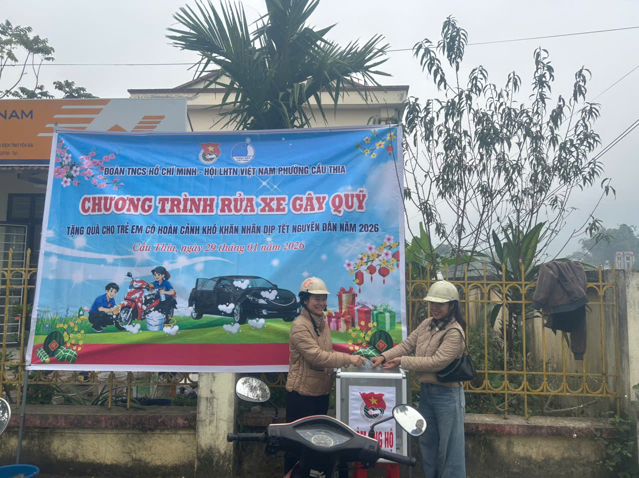 Tuổi trẻ Cầu Thia rửa xe gây quỹ, mang Tết ấm đến trẻ em khó khăn 1 Doan vien thanh nien phuong Cau Thia dat hom ung ho keu goi gay quy tu chuong trinh rua xe nghia tinh dip Tet
