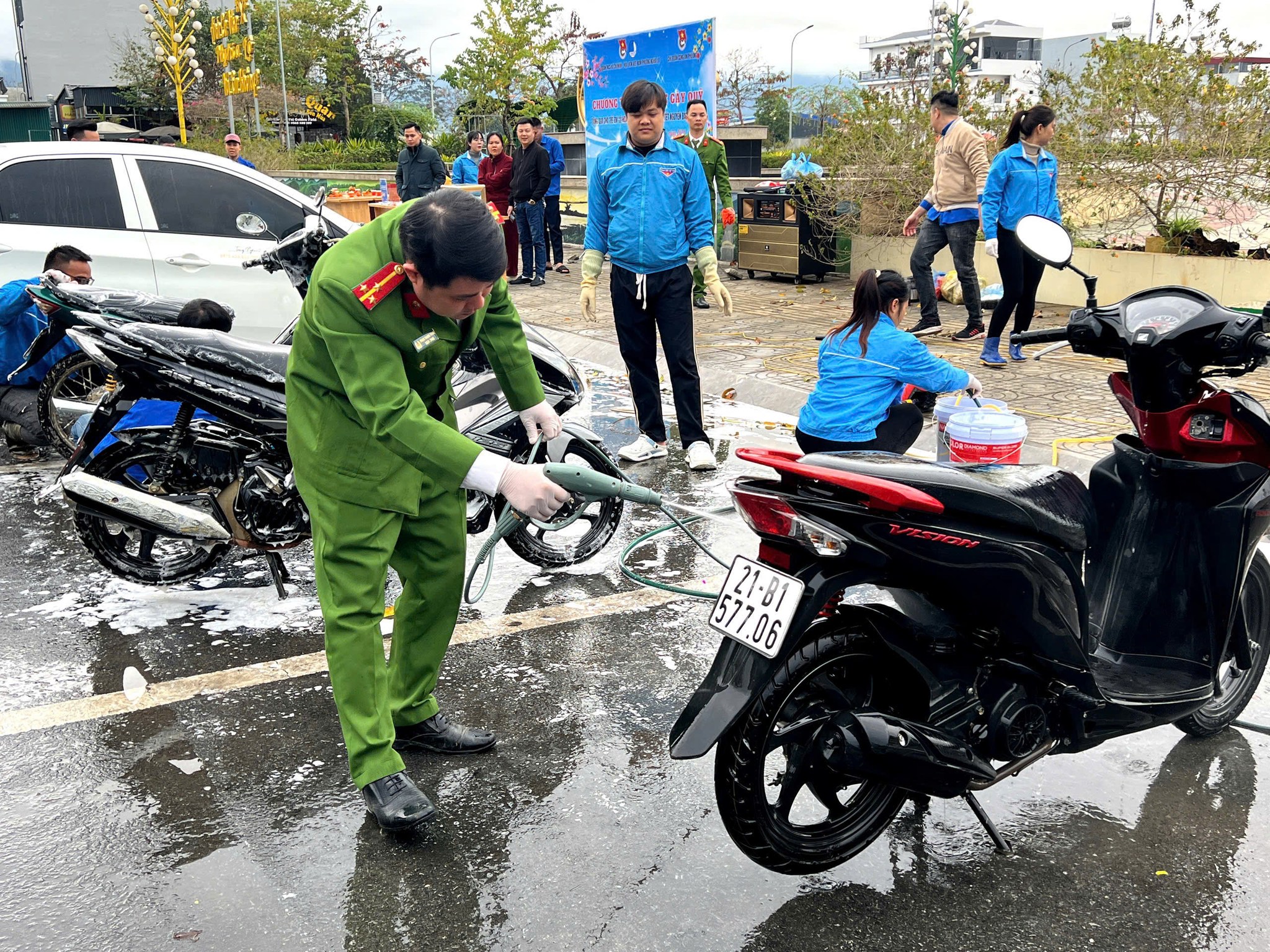 Doan vien thanh nien va can bo chien si Cong an phuong Nghia Lo tich cuc tham gia rua xe gay quy