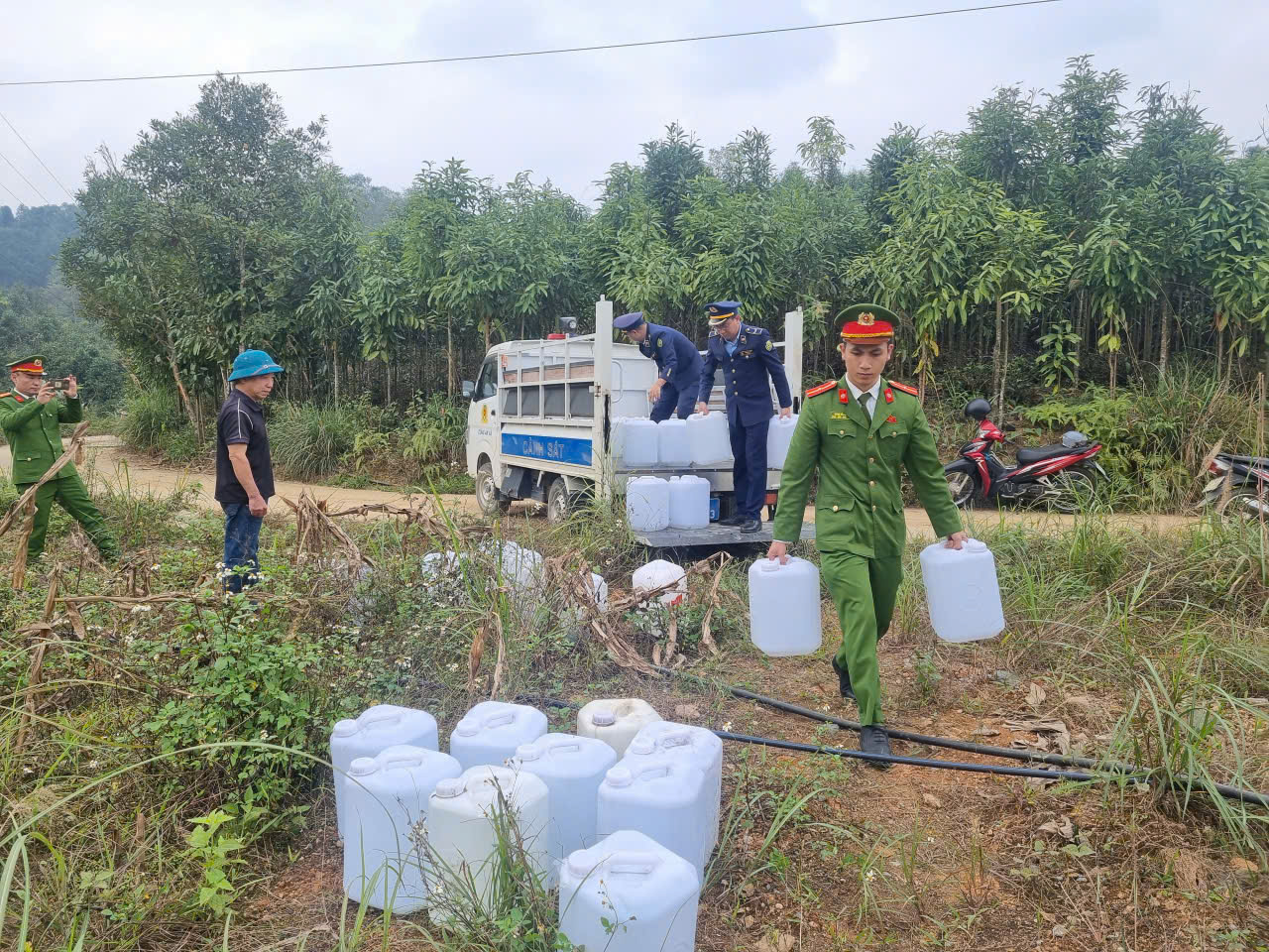 Đội QLTT số 4 Lào Cai phát hiện, xử lý 2.000 lít rượu trắng không rõ nguồn gốc 1 Doi QLTT so 4 phoi hop cung luc luong cong an tieu huy tang vat