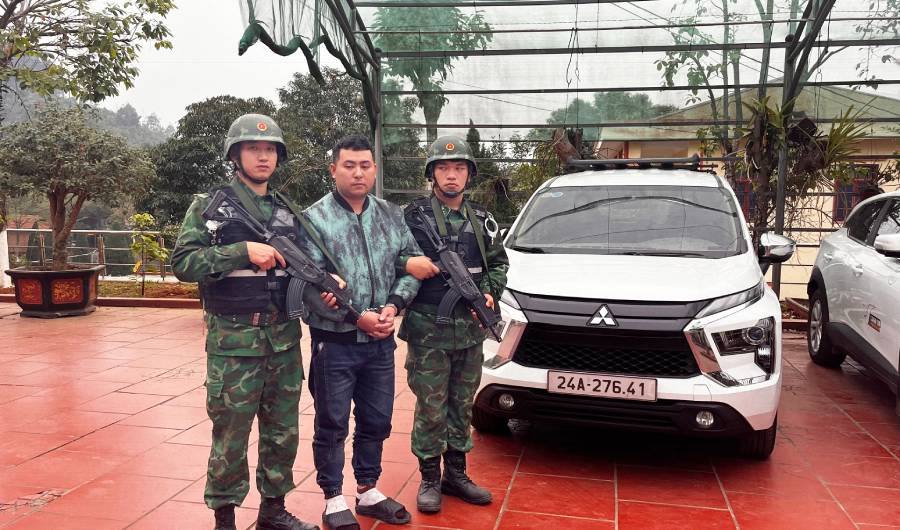 Lào Cai: Triệt phá đường dây tổ chức đưa đón người nước ngoài xuất nhập cảnh trái phép 2 Doi tuong Bui Duc Tung cung chiec o to da cho cac doi tuong xuat nhap canh trai phep
