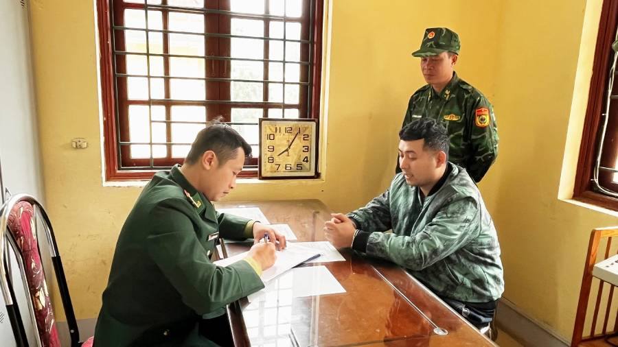 Lào Cai: Triệt phá đường dây tổ chức đưa đón người nước ngoài xuất nhập cảnh trái phép 3 Doi tuong Bui Duc Tung lam viec voi co quan dieu tra