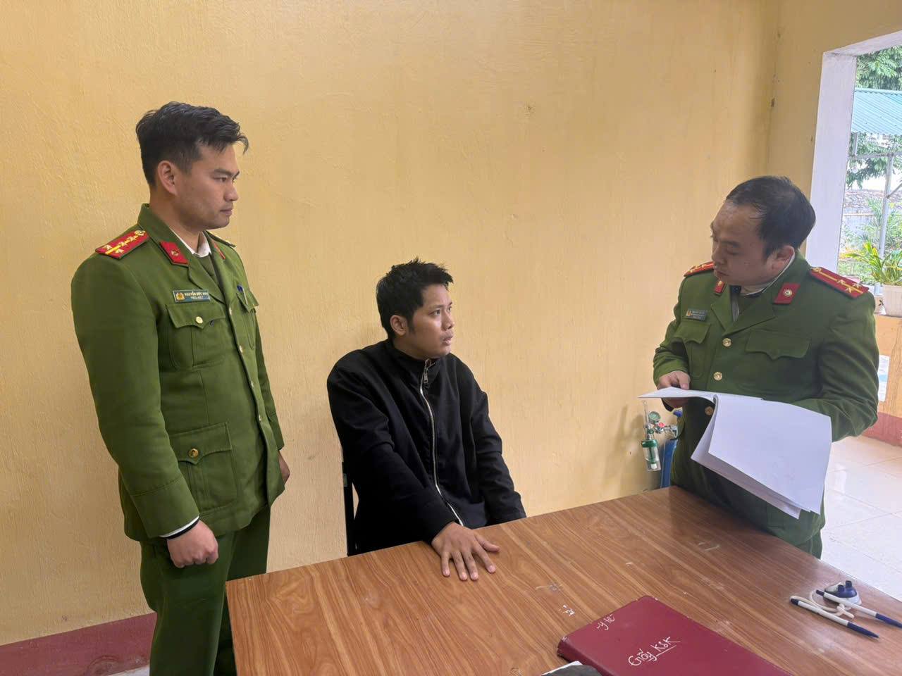 Công an xã Phong Dụ Hạ vượt hơn 3.700 km truy tìm đối tượng lừa đảo chiếm đoạt tài sản trên không gian mạng 11 Doi tuong Tran Thanh Doan tai co quan dieu tra.lco