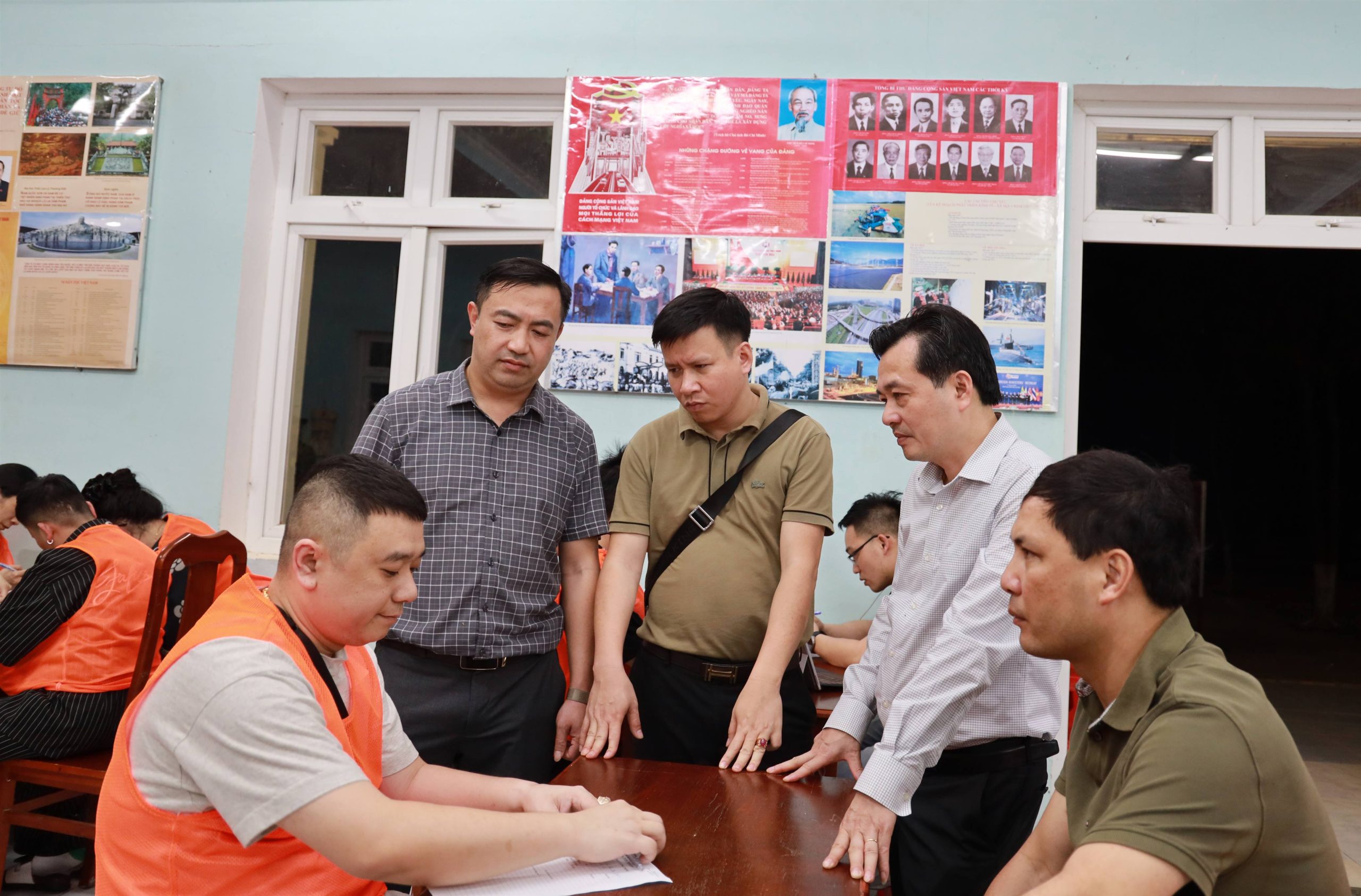 Triệt phá đường dây lừa đảo xuyên quốc gia tại Campuchia, chiếm đoạt hơn 300 tỷ đồng 5 Dong chi Dai ta Tran Quoc Huy Uy vien Ban Thuong vu Dang uy Pho Giam doc Cong an tinh Thu truong Co quan Canh sat dieu tra Cong an tinh Lao Cai dau tranh voi Le Dinh Hung doi tuong cam dau bang nhom scaled