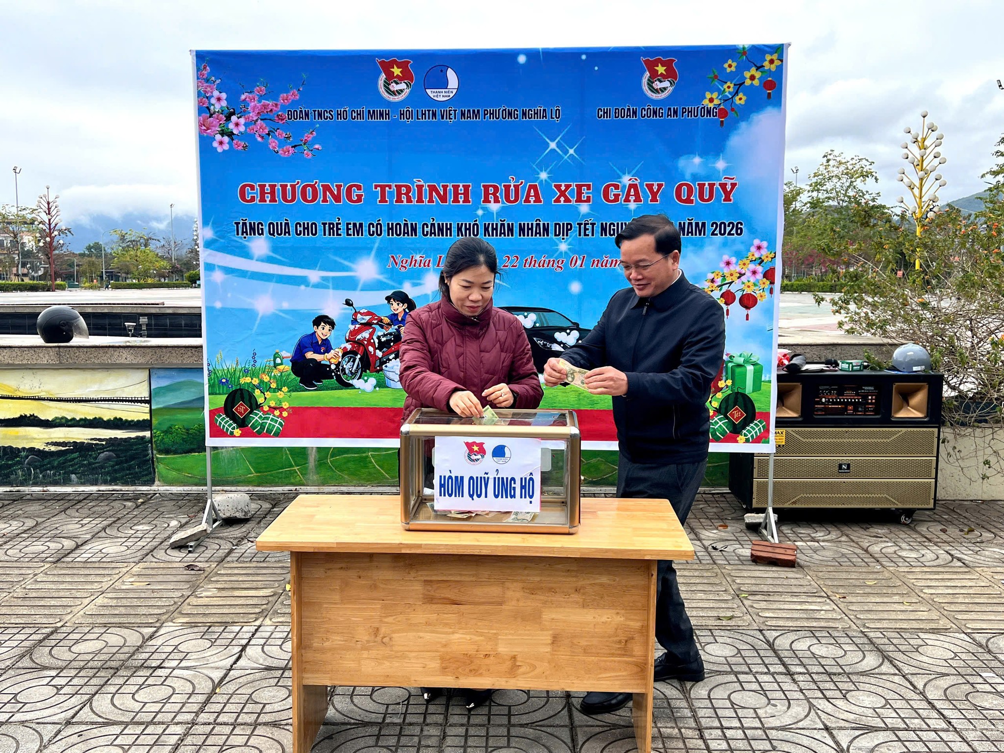 Dong chi Hoang Thi Ly Pho Chu tich HDND phuong va dong chi Vi Ngoc Chinh Chu tich Uy ban MTTQ Viet Nam phuong tham gia dong gop tai hoat dong Rua xe gay quy