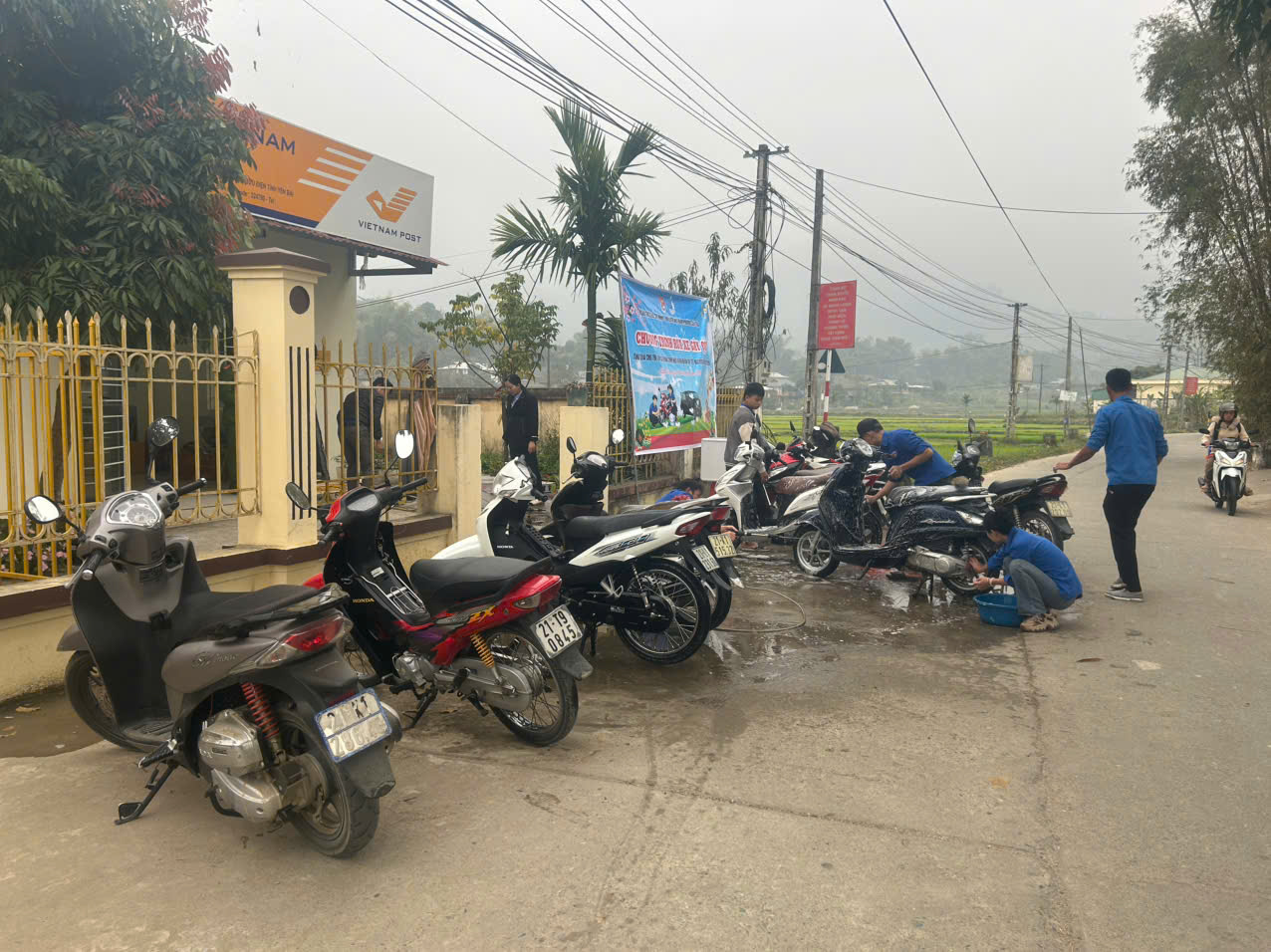 Tuổi trẻ Cầu Thia rửa xe gây quỹ, mang Tết ấm đến trẻ em khó khăn 3 Dong dao doan vien thanh nien tham gia rua xe gay quy ngay tu sang som tai to dan pho Dinh Cai