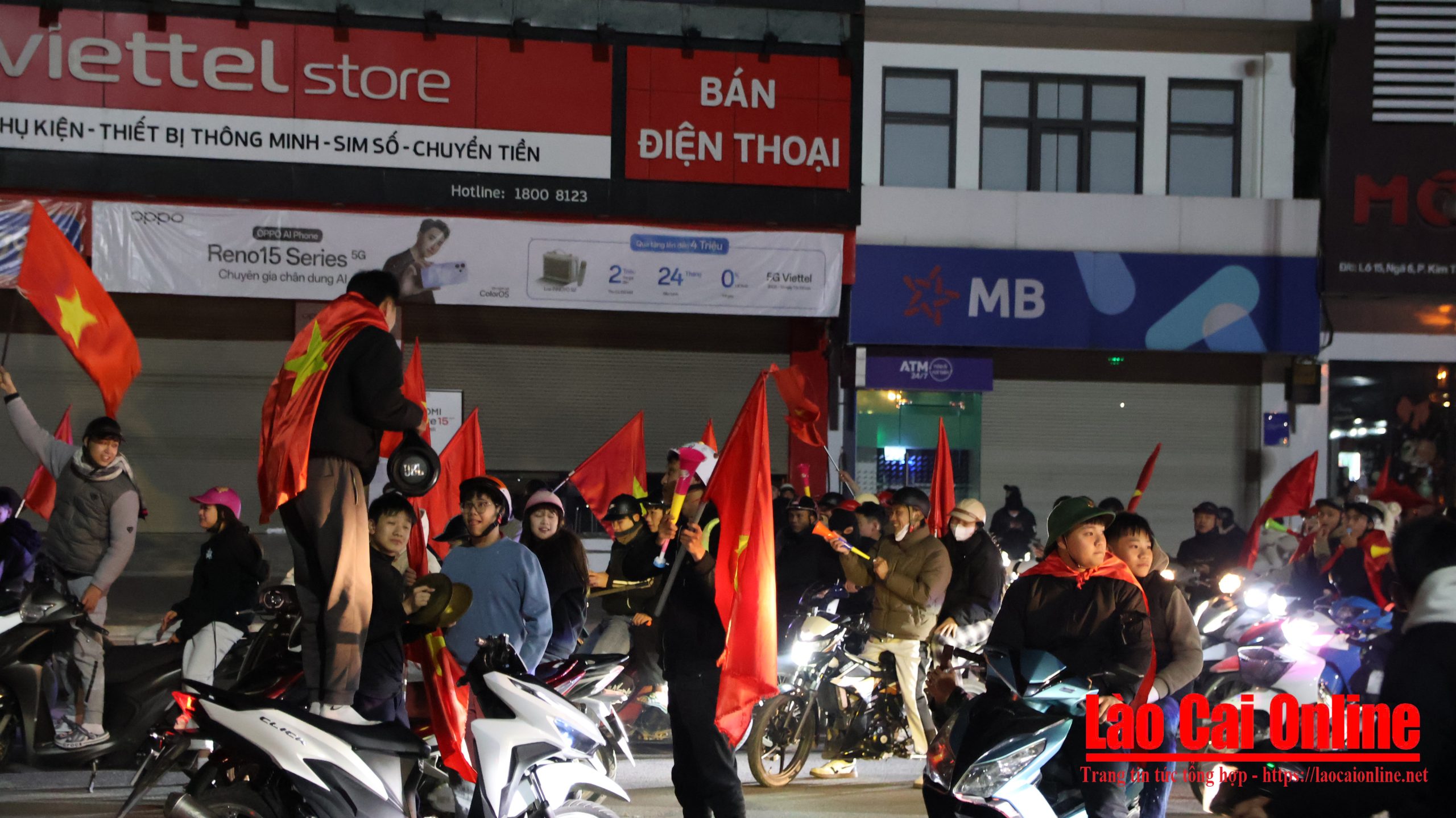 Dòng người tập trung tại ngã 6 ( TP Lào Cai cũ ) cùng hô vang Việt Nam, Việt Nam trong ngày U23 Việt Nam chiến thắng - Ảnh: Du Kỷ