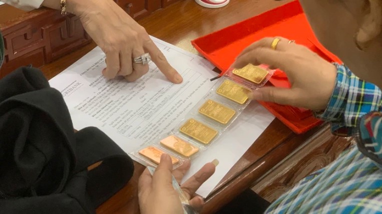 Giá Vàng SJC Lao Dốc Chưa Từng Thấy, Mỗi Lượng “Bốc Hơi” Hơn 10 Triệu Đồng Chỉ Trong Một Ngày 1 Giá vàng miếng SJC, vàng nhẫn rớt hàng triệu đồng