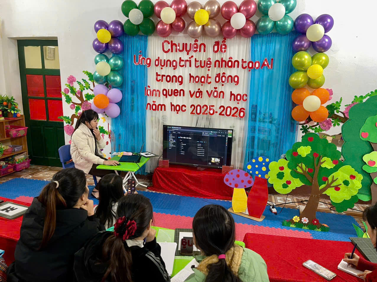 Giao vien ung dung tri tue nhan tao trong hoat dong lam quen voi van hoc mang den gio hoc sinh dong cho tre mam non