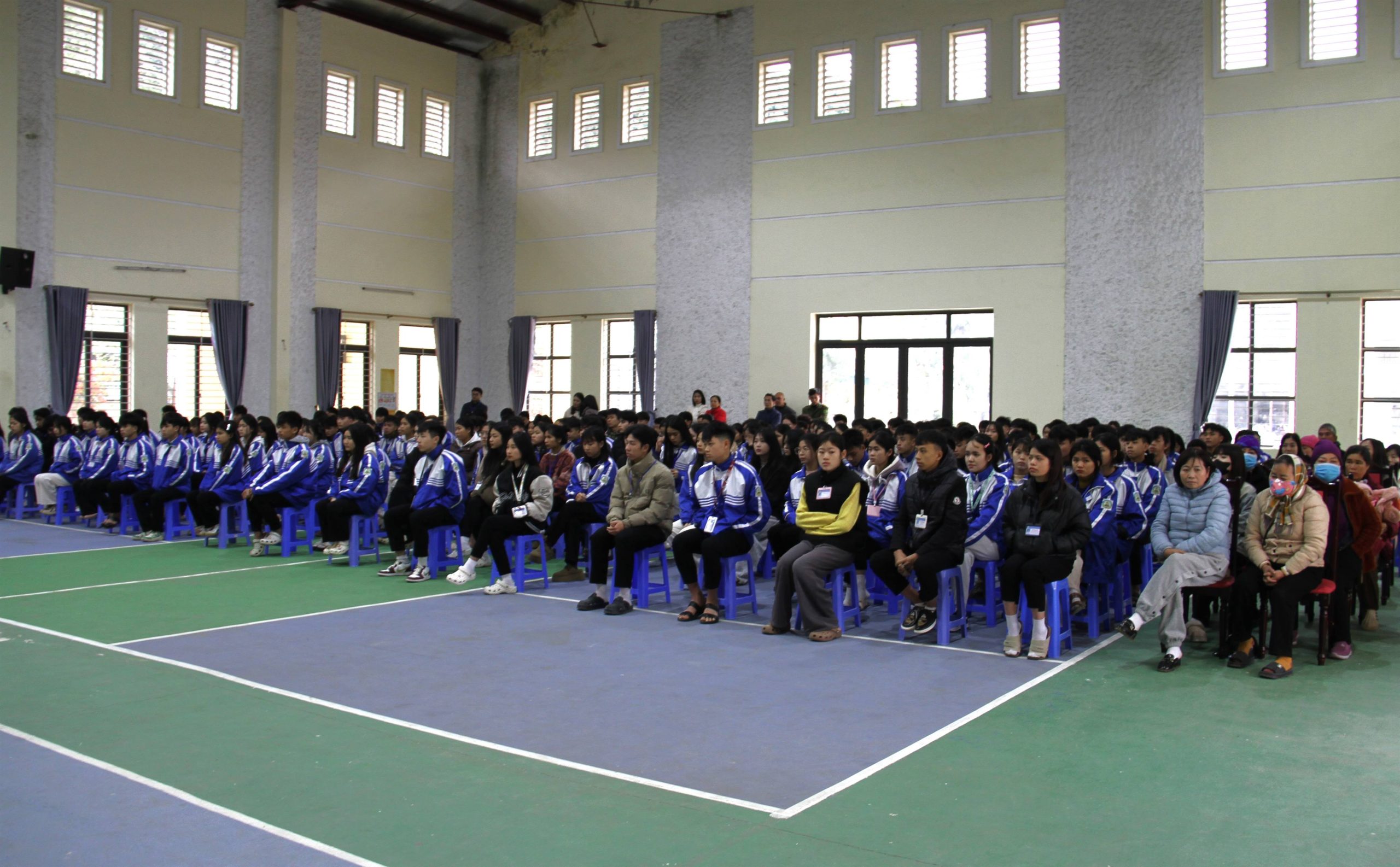 Hang tram em hoc sinh cham chu lang nghe theo doi phien toa.kco scaled