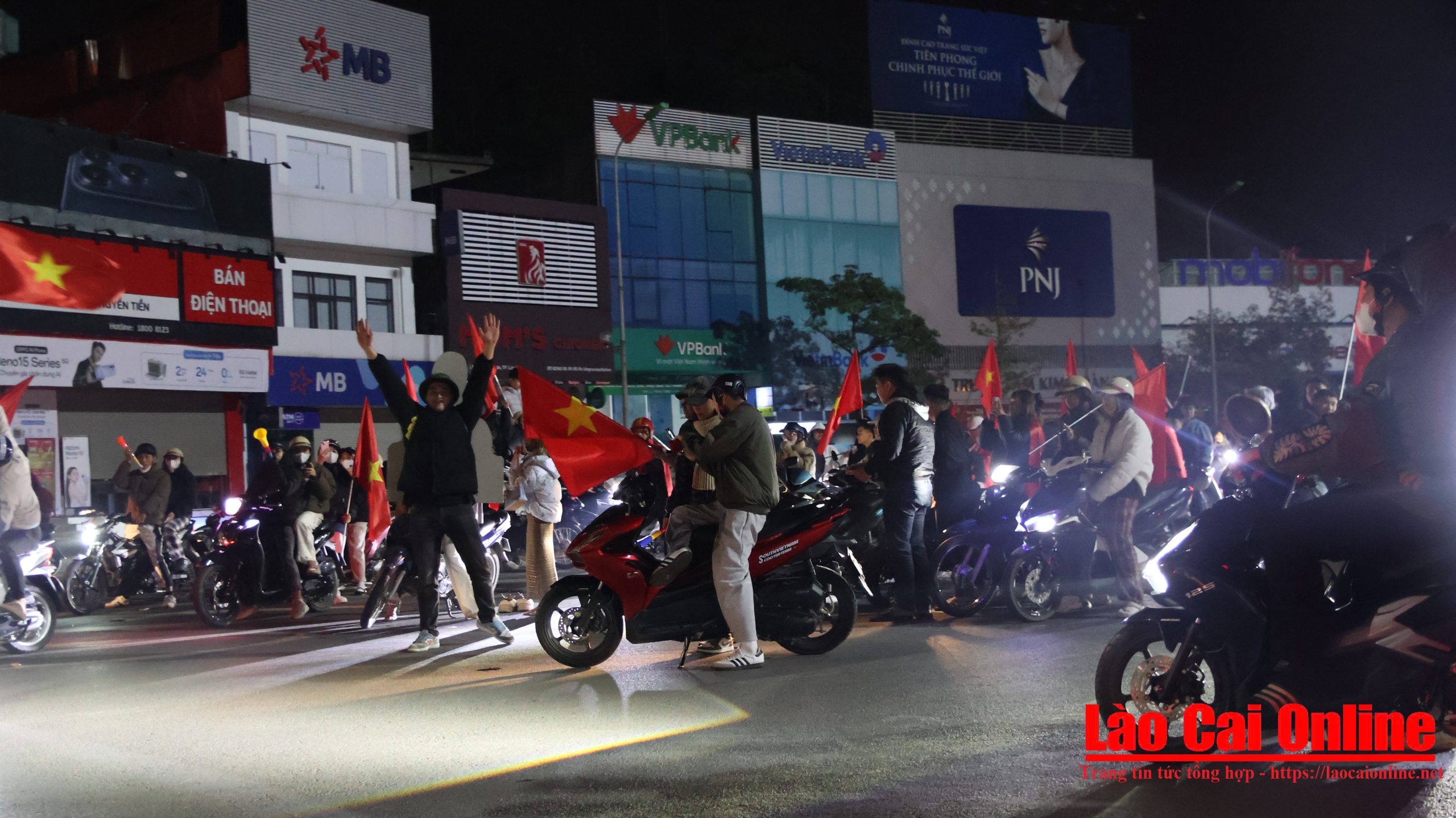 Hang tram nguoi cung vo vang Viet Nam Vo Dich trong cai lanh cua tiet troi mua dong 1 scaled