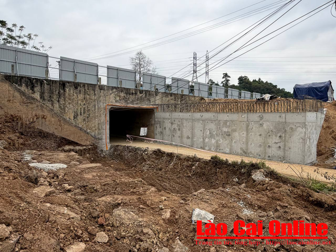 Hệ thống cầu vượt đang dần hoàn thiện, song song với tiến độ thi công và hoàn thiện các làn đường. Ảnh Du Kỷ