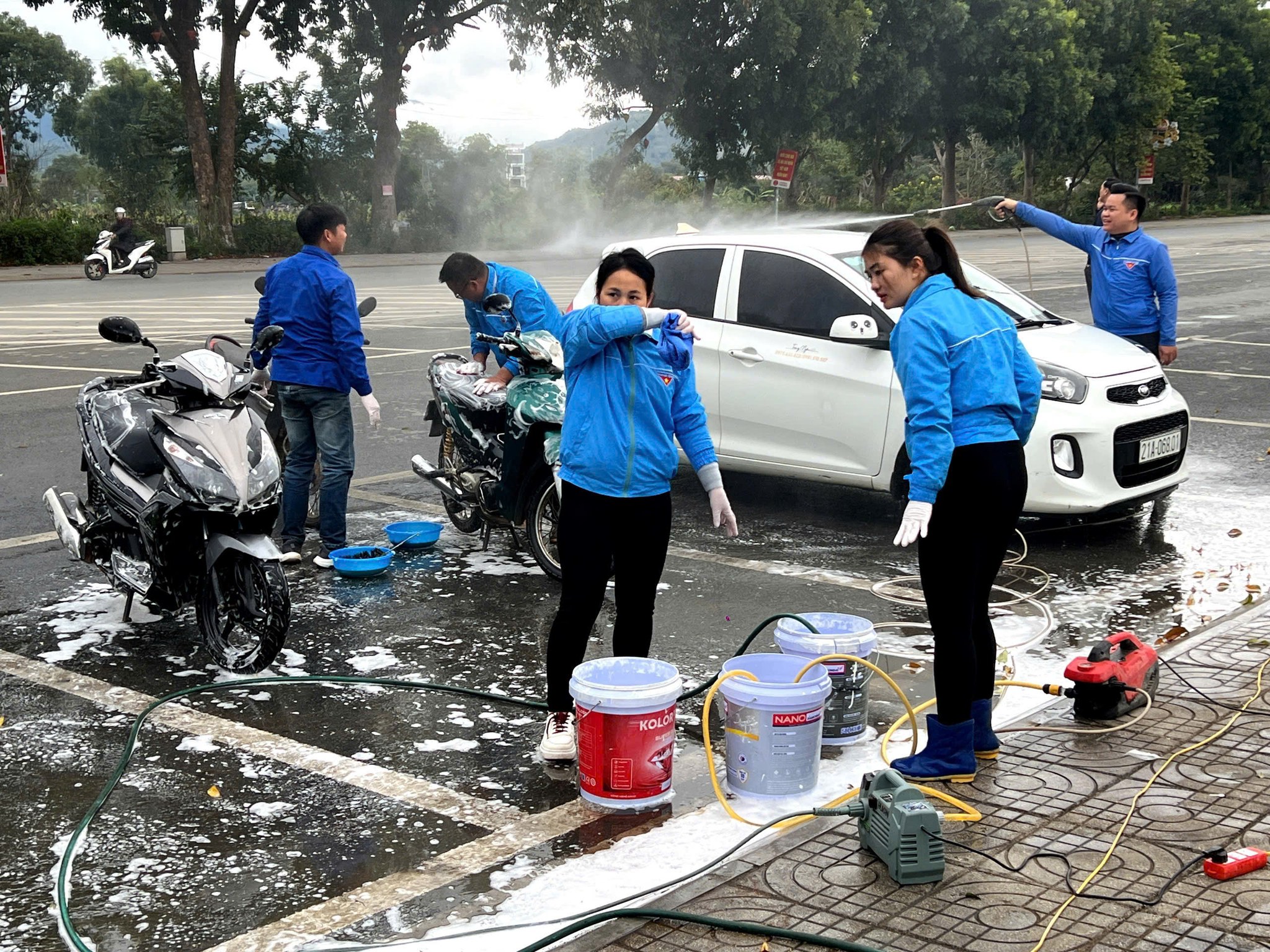 Hoat dong rua xe gay quy thu hut dong dao nguoi dan dua phuong tien den ung ho chuong trinh 1