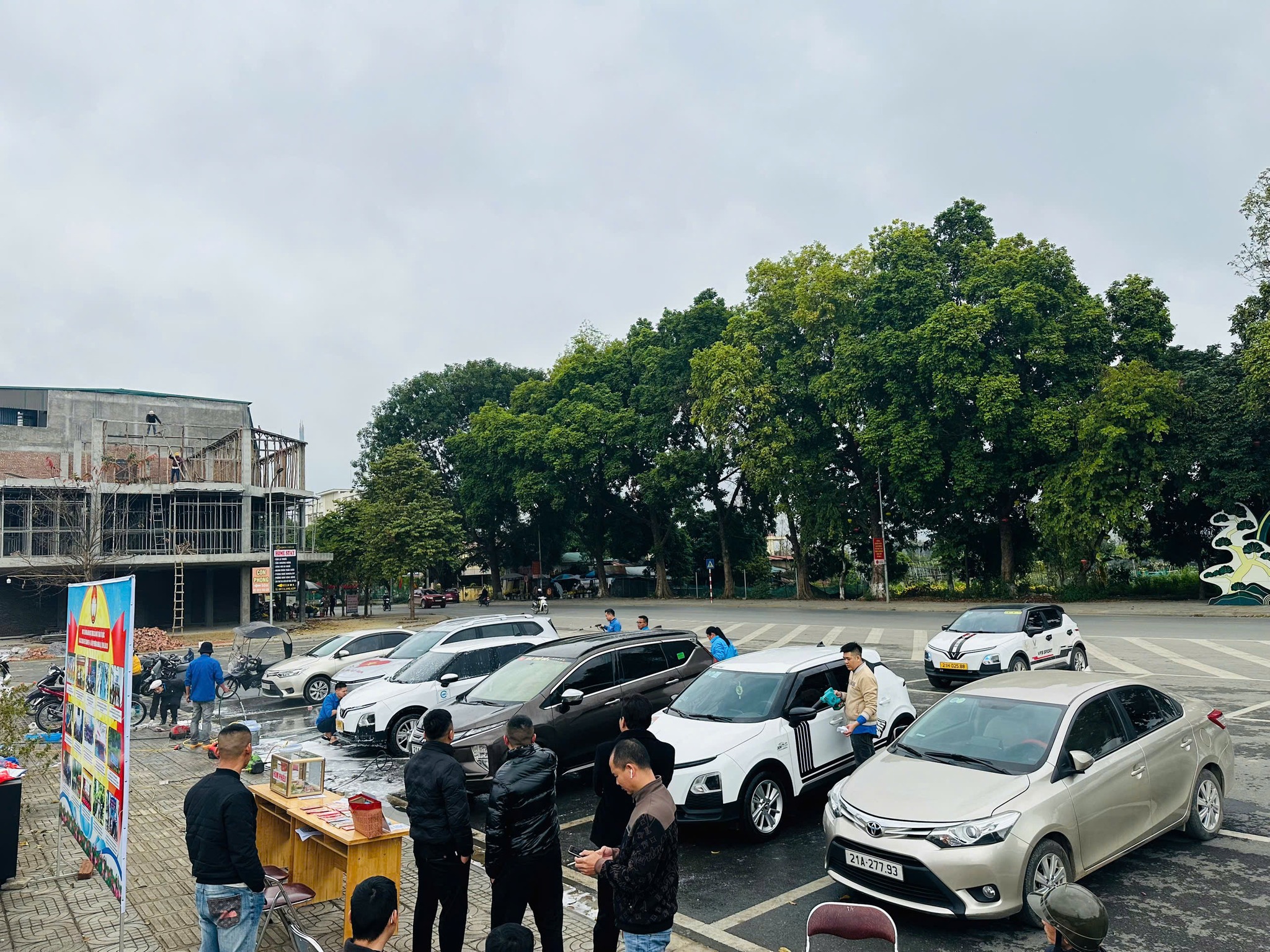 Hoat dong rua xe gay quy thu hut dong dao nguoi dan dua phuong tien den ung ho chuong trinh