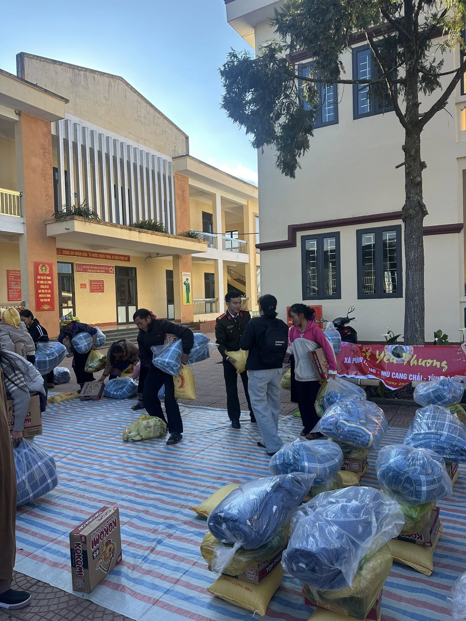 Hoat dong trao qua dien ra trong khong khi am ap gan ket giua luc luong Cong an va nguoi dan dia phuong