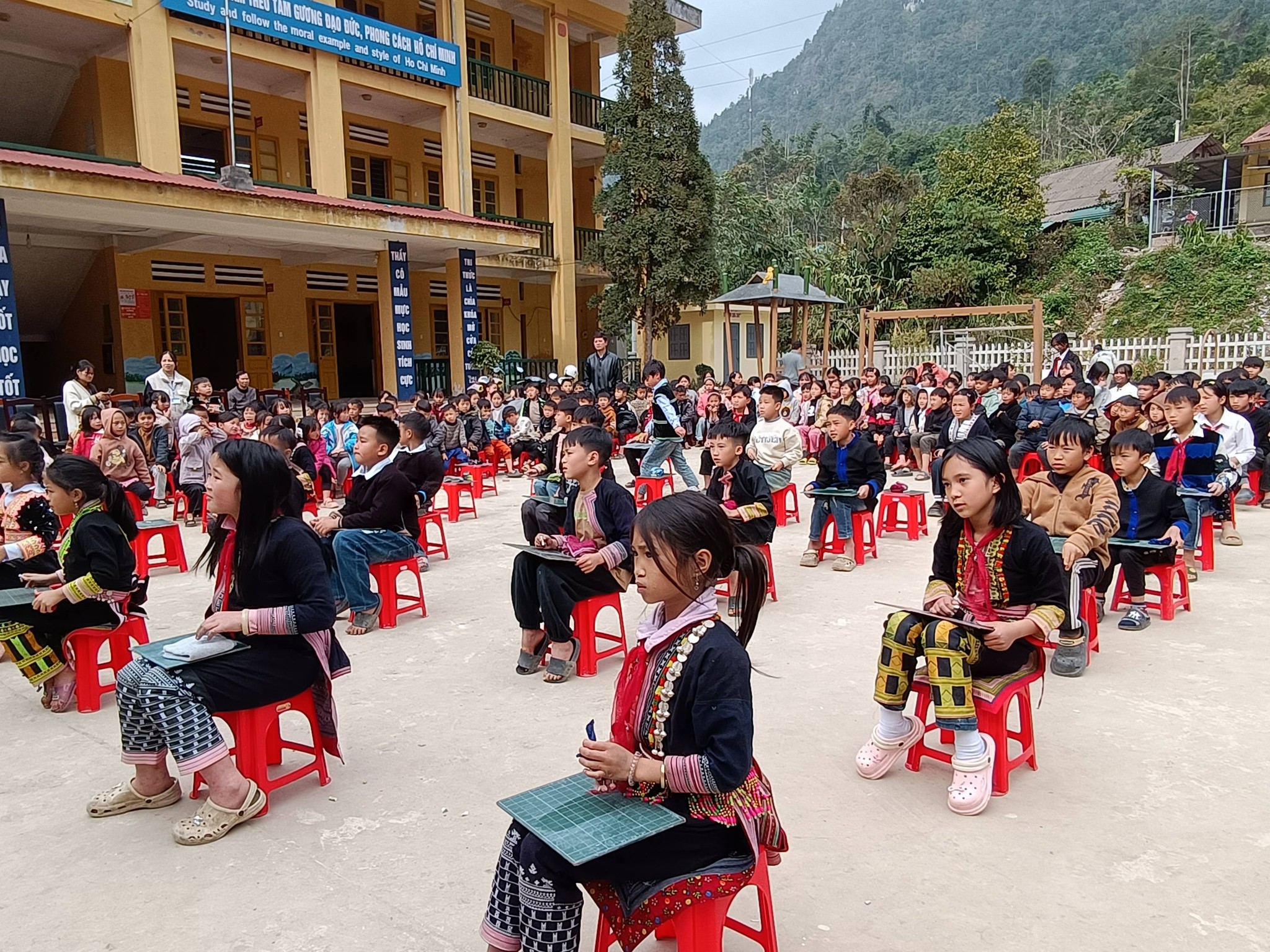 Sân chơi trí tuệ “Rung chuông vàng” lan tỏa niềm vui học tập tại Trường TH & THCS Nậm Cang 3 Hoc sinh Truong TH THCS Nam Cang tap trung tra loi cau hoi tai cuoc thi