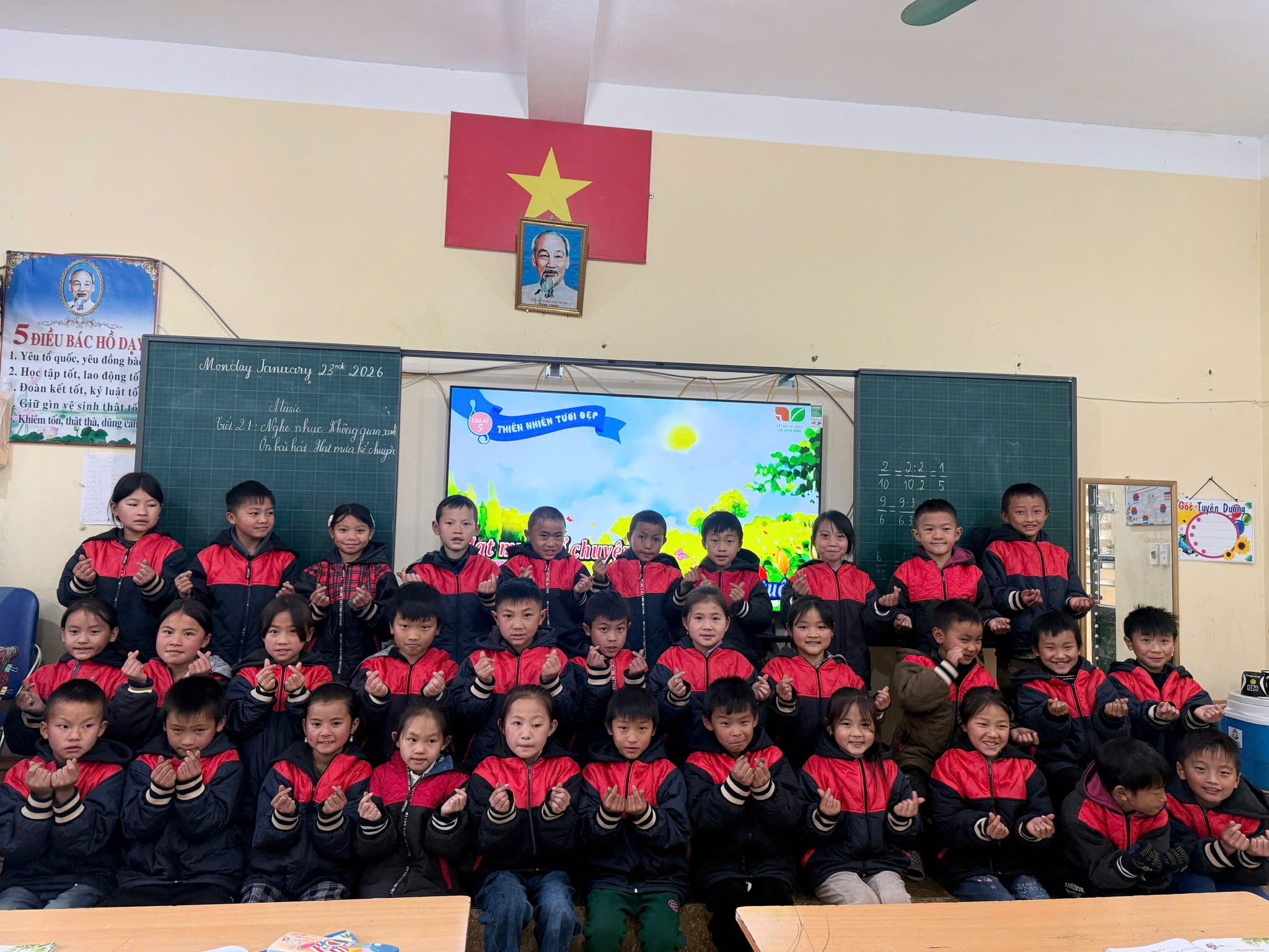 Đoàn phường Sa Pa trao tặng hơn 300 áo khoác ấm cho học sinh Trường Tiểu học San Sả Hồ 1 5 Hoc sinh Truong Tieu hoc San Sa Ho 1 hao huc khoac len minh nhung chiec ao am moi duoc trao tang