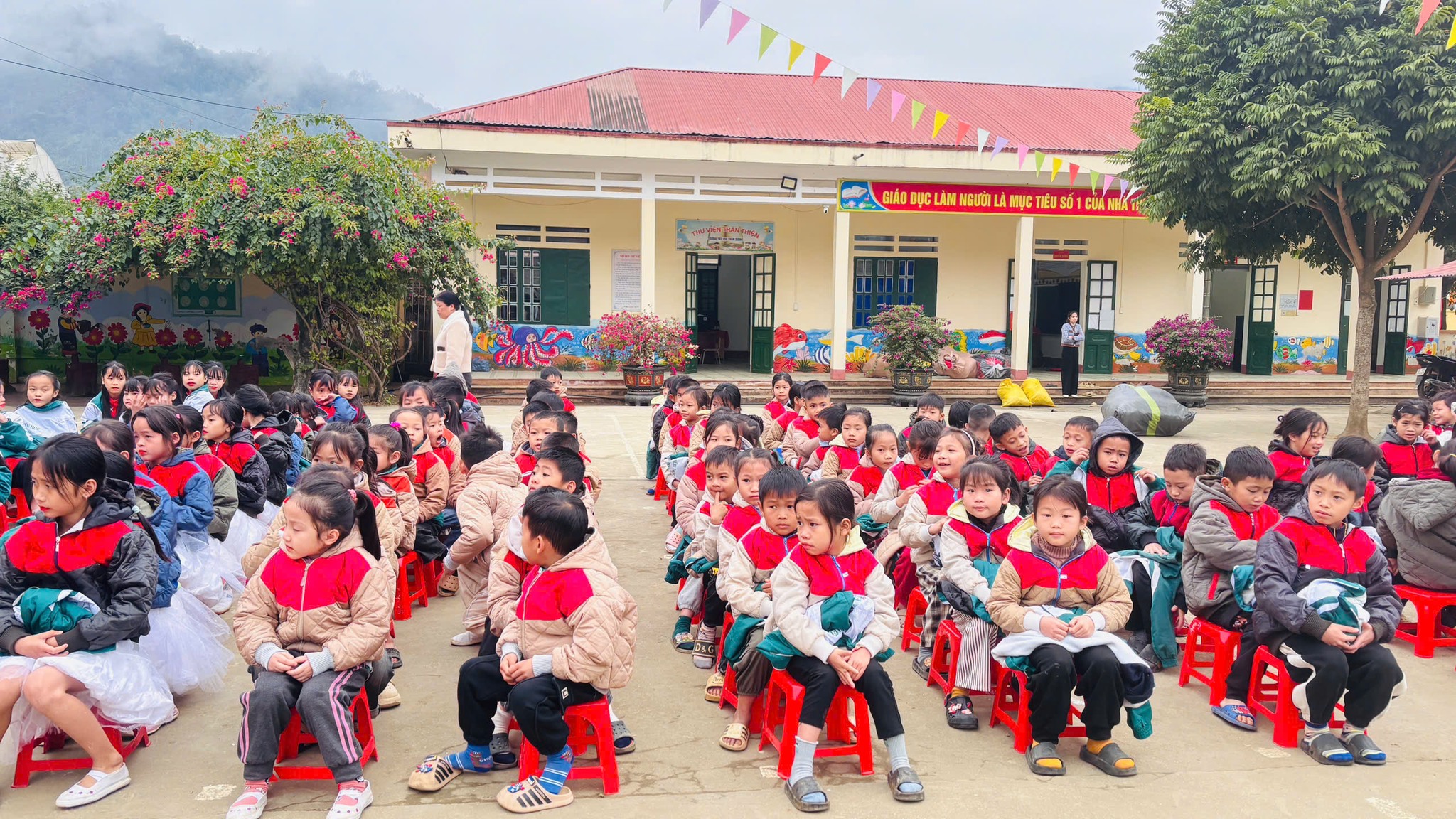 Hoc sinh mam non va tieu hoc xa Duong Quy hao huc tham gia chuong trinh