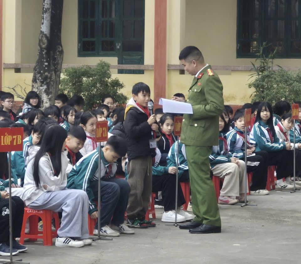 Hoc sinh tich cuc tham gia giao luu tra loi cau hoi ve phap luat va ky nang phong tranh rui ro