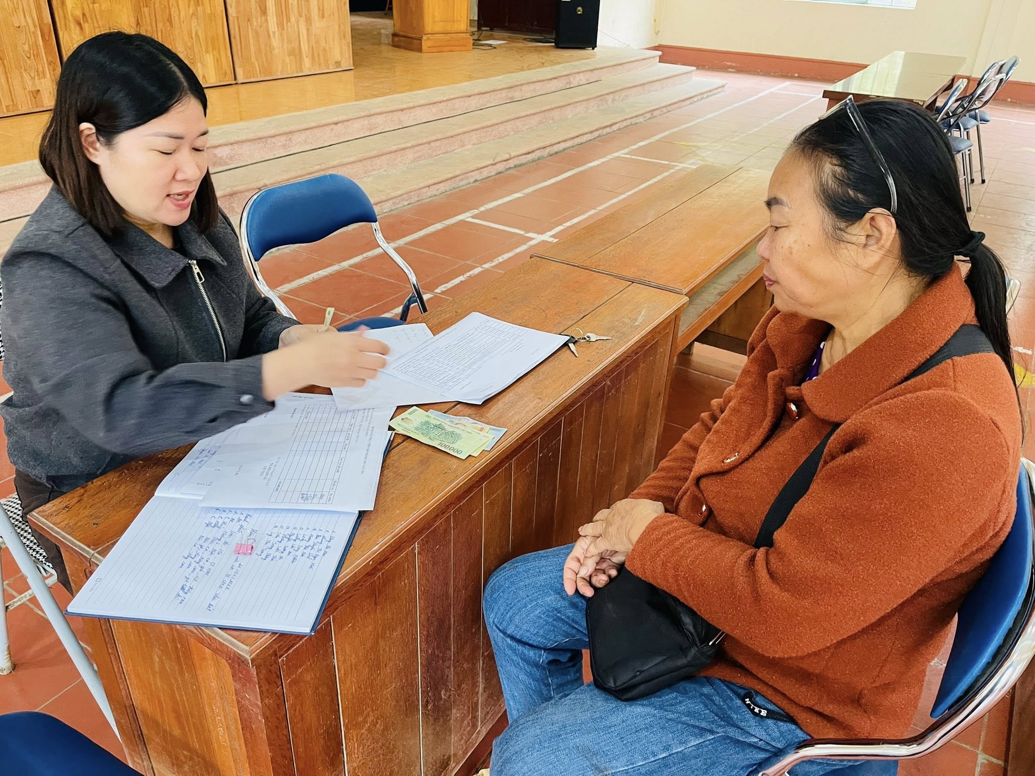 Tiếp sức phụ nữ Bảo Yên phát triển sinh kế từ nguồn vốn liên kết sản xuất kinh doanh 2 Hoi LHPN xa Bao Yen giai ngan huong dan thu tuc vay von ho tro phu nu phat trien san xuat kinh doanh