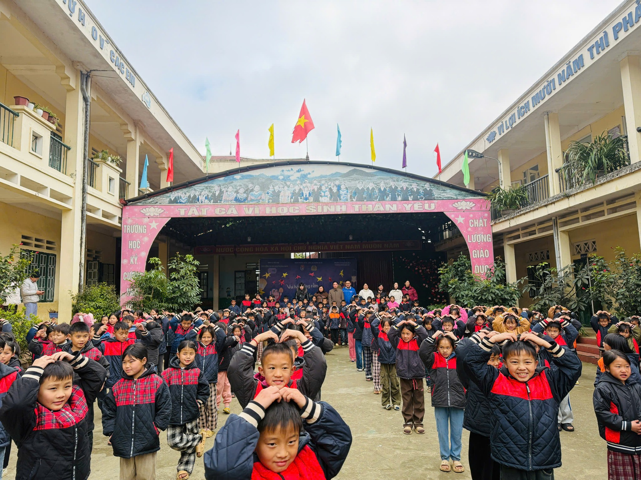 Đoàn phường Sa Pa trao tặng hơn 300 áo khoác ấm cho học sinh Trường Tiểu học San Sả Hồ 1 3 Hon 300 hoc sinh Truong Tieu hoc San Sa Ho 1 tham gia chuong trinh trao tang ao khoac am do Doan Thanh nien phuong Sa Pa to chuc