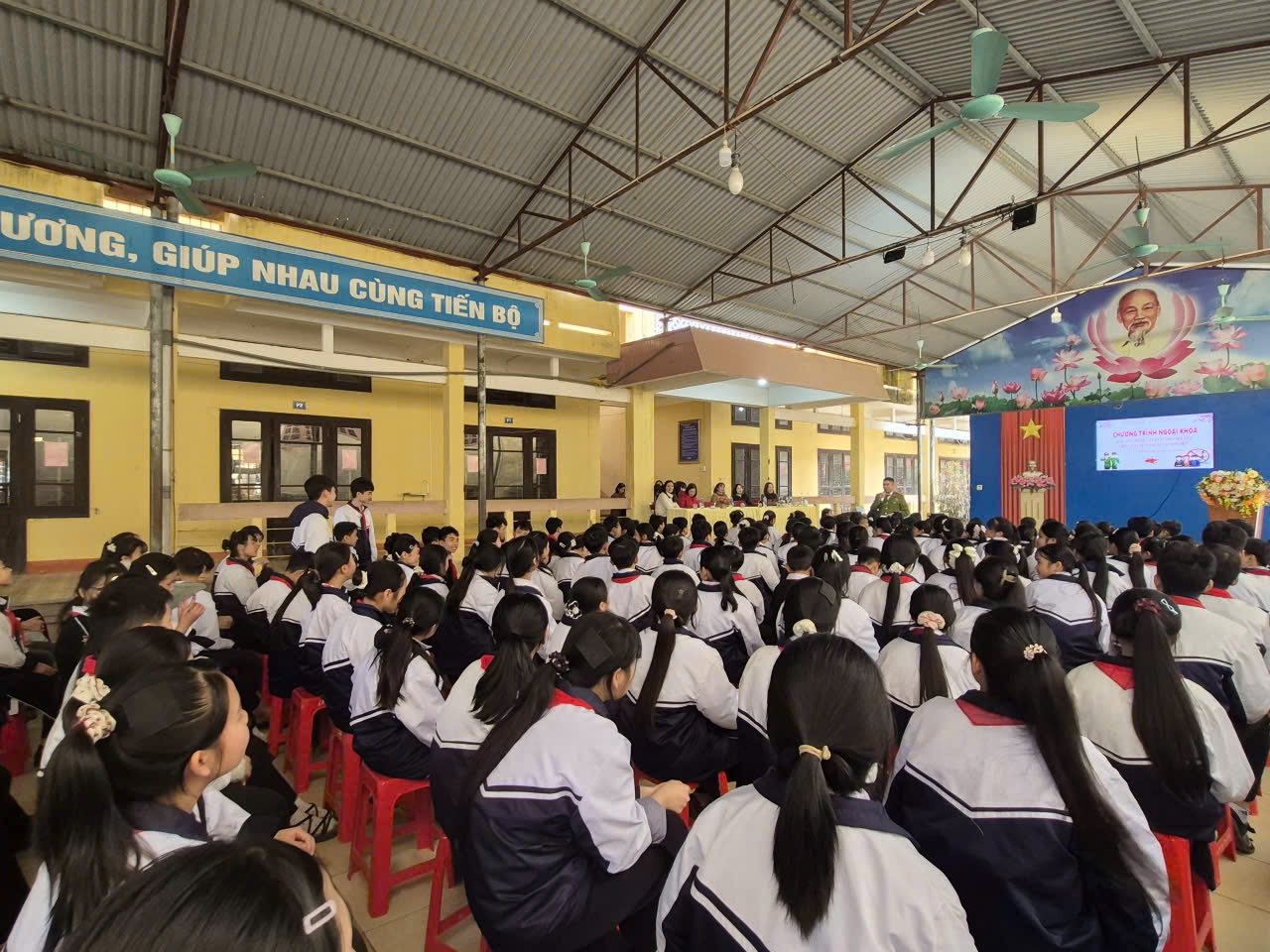 Hon mot nghin hoc sinh tham gia buoi tuyen truyen phap luat phong chong te nan xa hoi