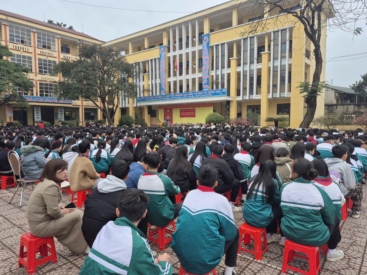 Hon mot nghin hoc sinh tham gia buoi tuyen truyen phap luat phong chong te nan xa hoi.lco .02