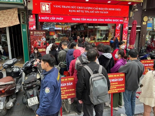 Khach xep hang cho vao Cong ty Bao Tin Minh Chau giao dich sang 28 1